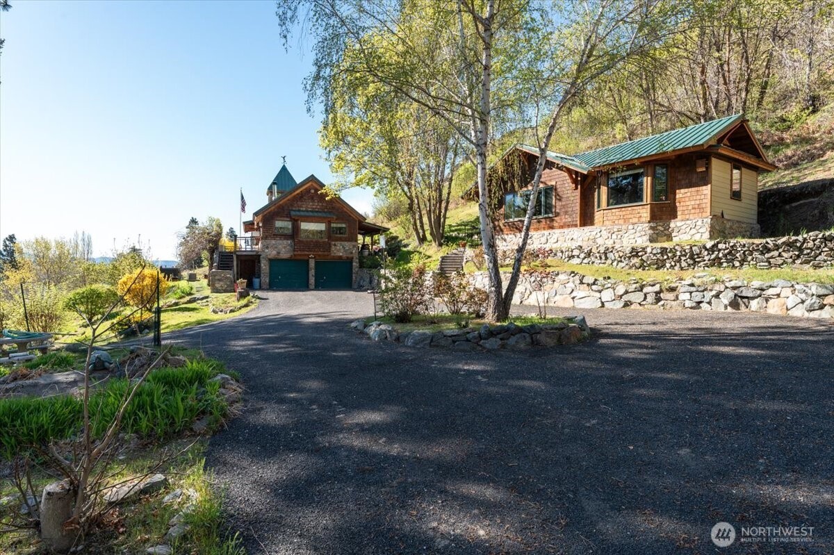 Photo 4 of Sale Pending at 16495 S Lakeshore Rd, Chelan, WA 98816 | MLS# NWM2446623 | Listing updated on 2026-09-24