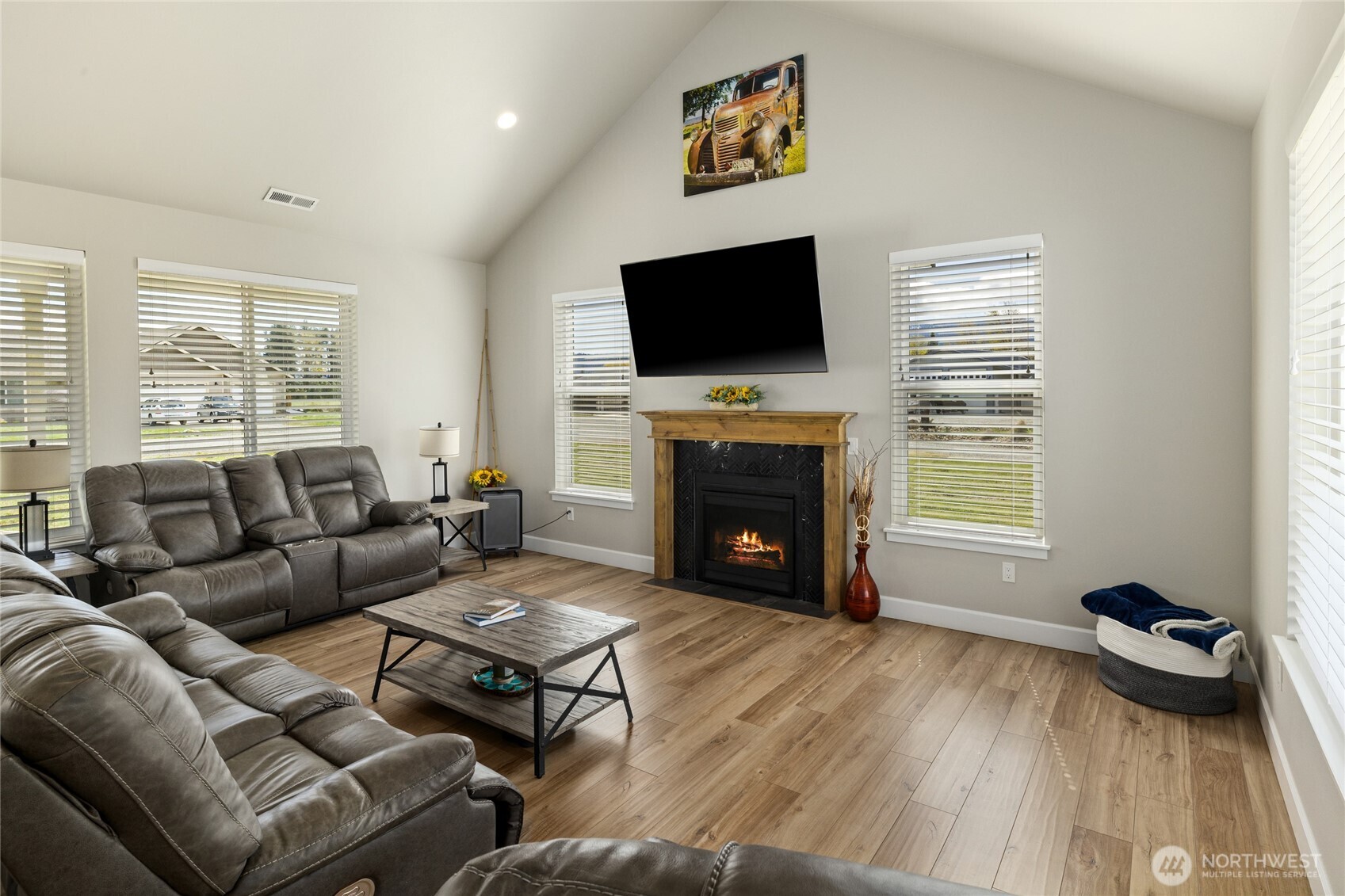 Photo 4 of Single family home for sale at 370 Deer Meadow Dr, Cle Elum, WA 98922 | MLS# NWM2512936 | Listing updated on 2026-09-21