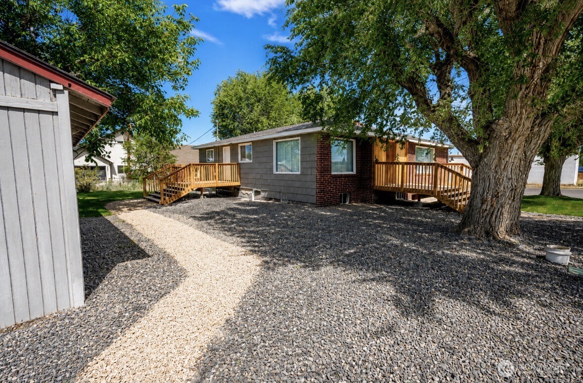 Photo 3 of Single family home for sale at 134 4th Avenue Se, Soap Lake, WA 98851 | MLS# NWM2529954 | Listing updated on 2026-10-24