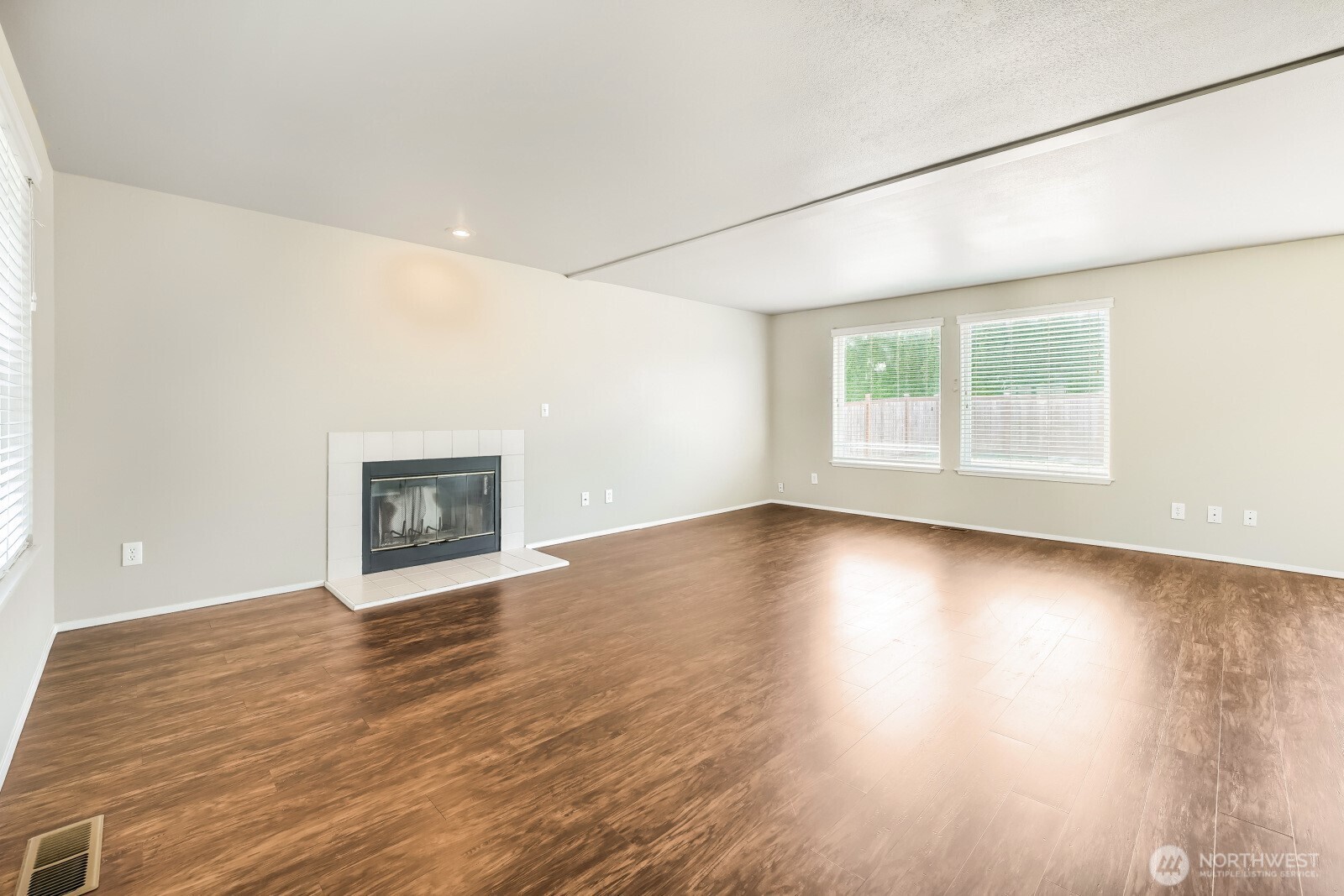 Photo 3 of Sale Pending at 4206 N Pearl St, Tacoma, WA 98407 | MLS# NWM2549942 | Listing updated on 2026-09-21