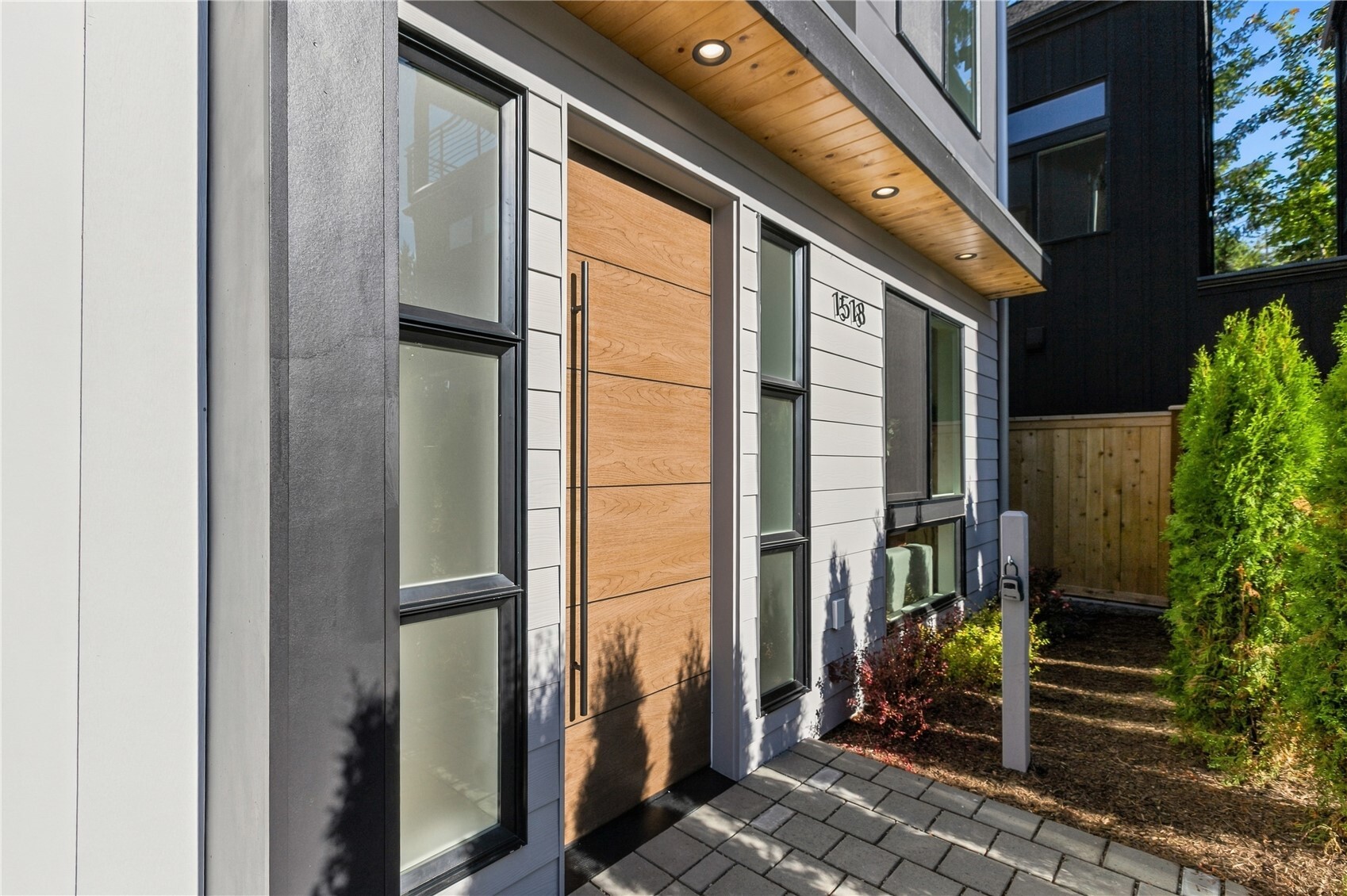 Photo 4 of Single family home for sale at 1518 NE 113th Street, Seattle, WA 98125 | MLS# NWM2590959 | Listing updated on 2026-10-24