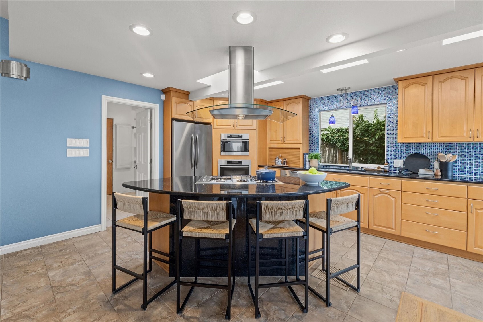 Photo 4 of Single family home for sale at 12822 Shorecrest Dr SW, Burien, WA 98146 | MLS# NWM2596099 | Listing updated on 2026-10-24