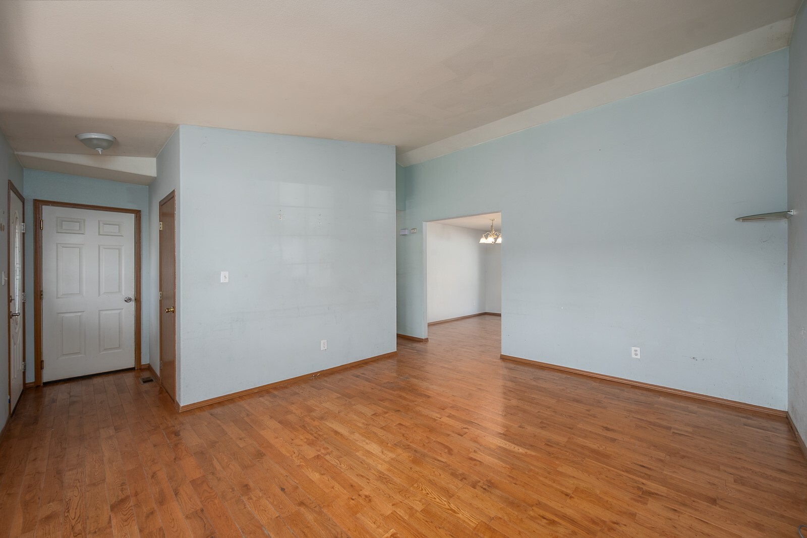 Photo 4 of Single family home for sale at 1512 S James Ave, Moses Lake, WA 98837 | MLS# NWM2596477 | Listing updated on 2026-10-24