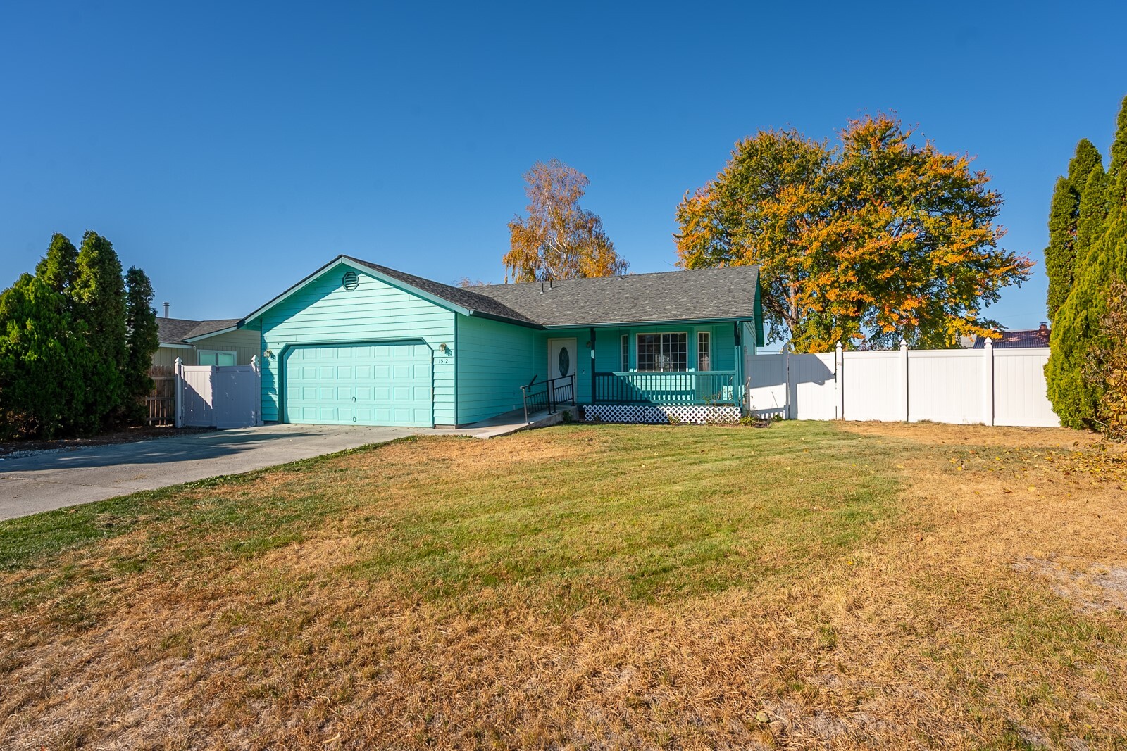 Photo 2 of Single family home for sale at 1512 S James Ave, Moses Lake, WA 98837 | MLS# NWM2596477 | Listing updated on 2026-10-24