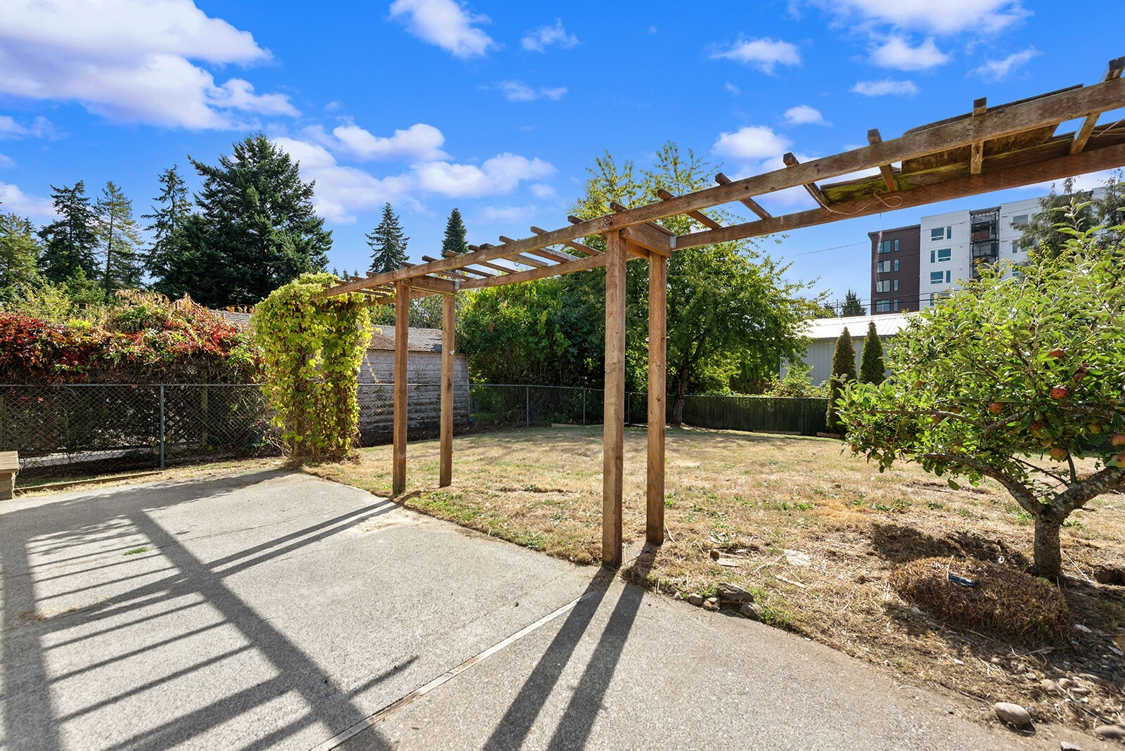 Photo 3 of Single family home for sale at 829 Ne 189th Street, Shoreline, WA 98155 | MLS# NWM2597933 | Listing updated on 2026-10-24