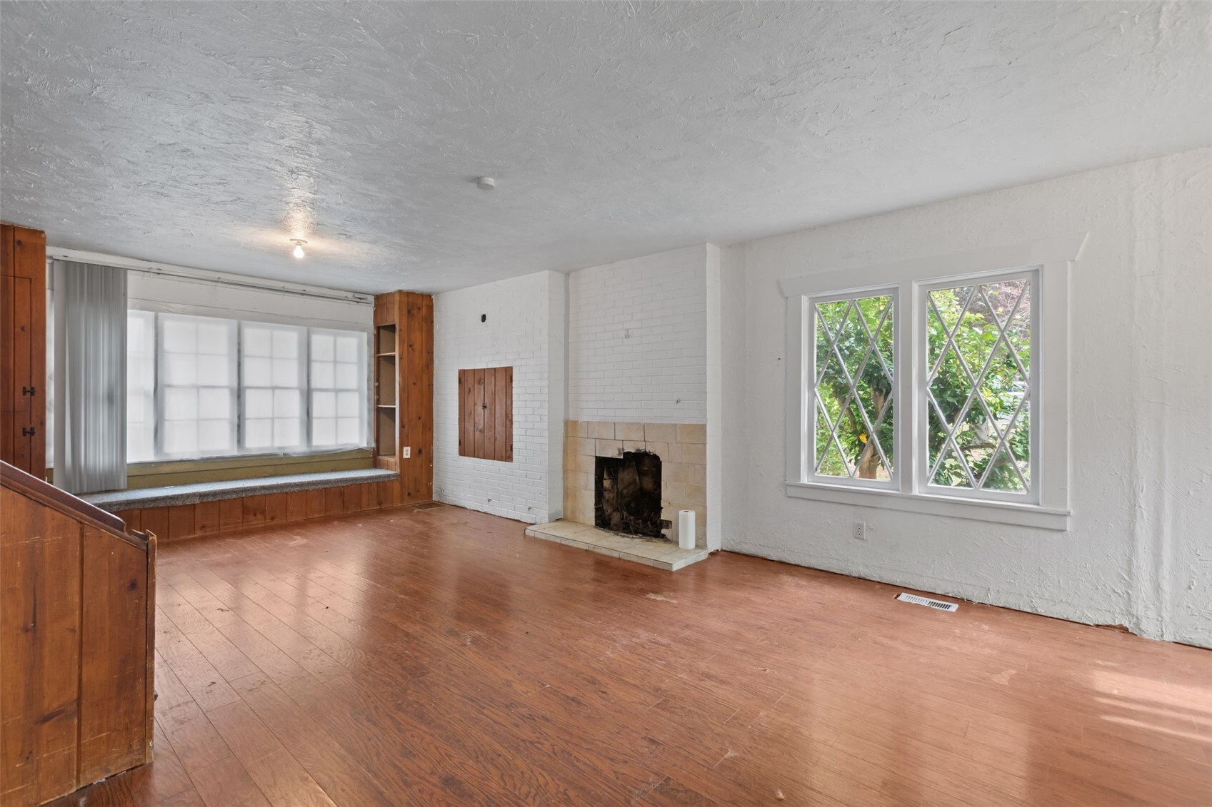 Photo 2 of Single family home for sale at 14629 24th Avenue Sw, Burien, WA 98166 | MLS# NWM2597957 | Listing updated on 2026-10-25