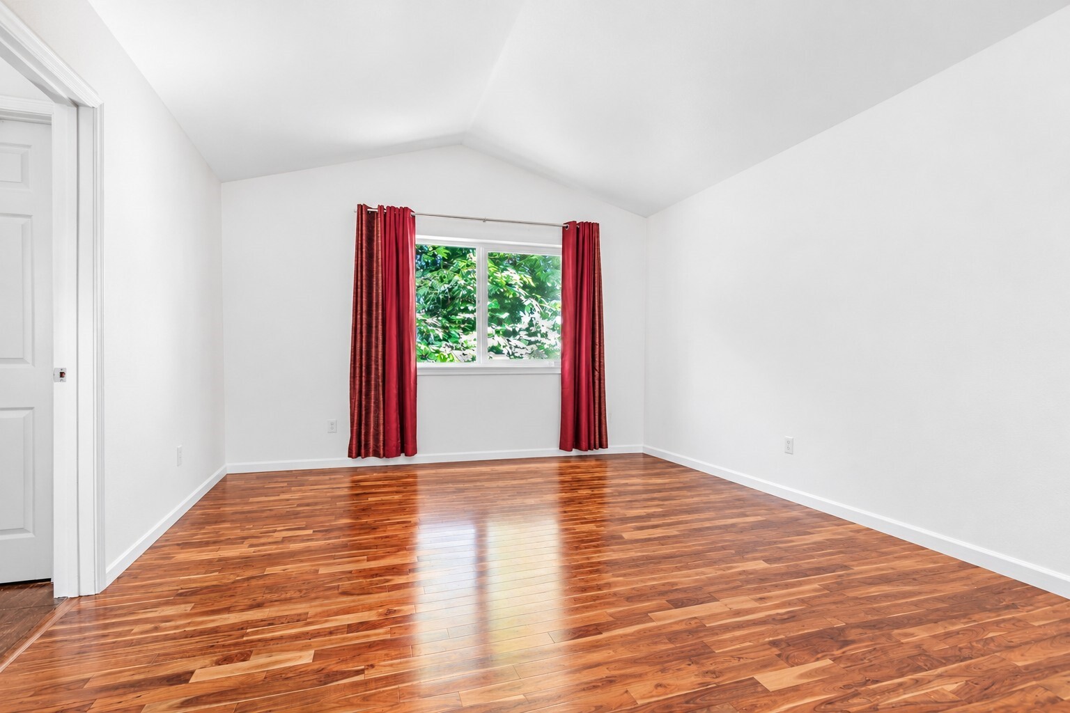 Photo 3 of Single family home for sale at 5 Valley Crst Way, Bellingham, WA 98229 | MLS# NWM2597969 | Listing updated on 2026-10-25