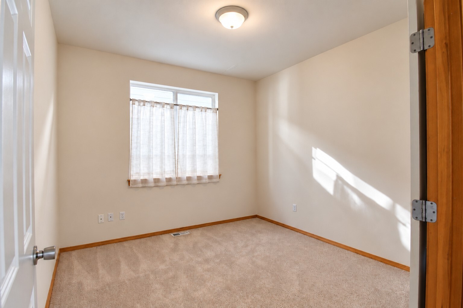 Photo 4 of Single family home for sale at 34113 13th Place SW, Federal Way, WA 98023 | MLS# NWM2598031 | Listing updated on 2026-10-25