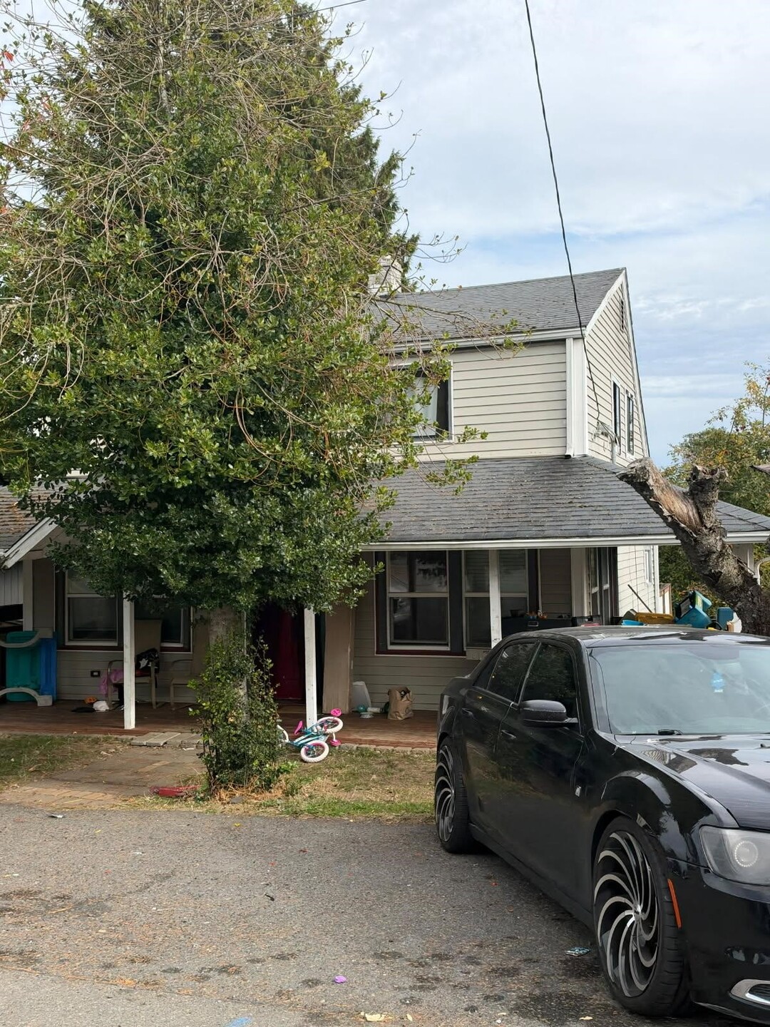 Photo 4 of Single family home for sale at 10044 9th Avenue SW, Seattle, WA 98146 | MLS# NWM2598153 | Listing updated on 2026-10-26