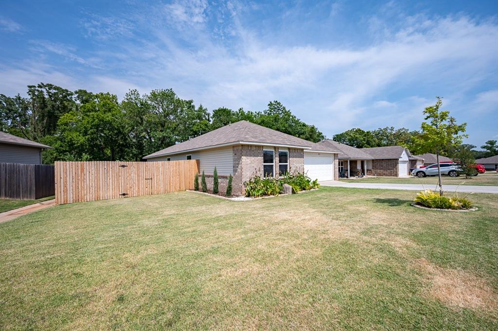 Photo 2 of Single family home for sale at 831 Twin Lakes Dr, Noble, OK 73068 | MLS# 1243294 | Listing updated on 2026-09-22