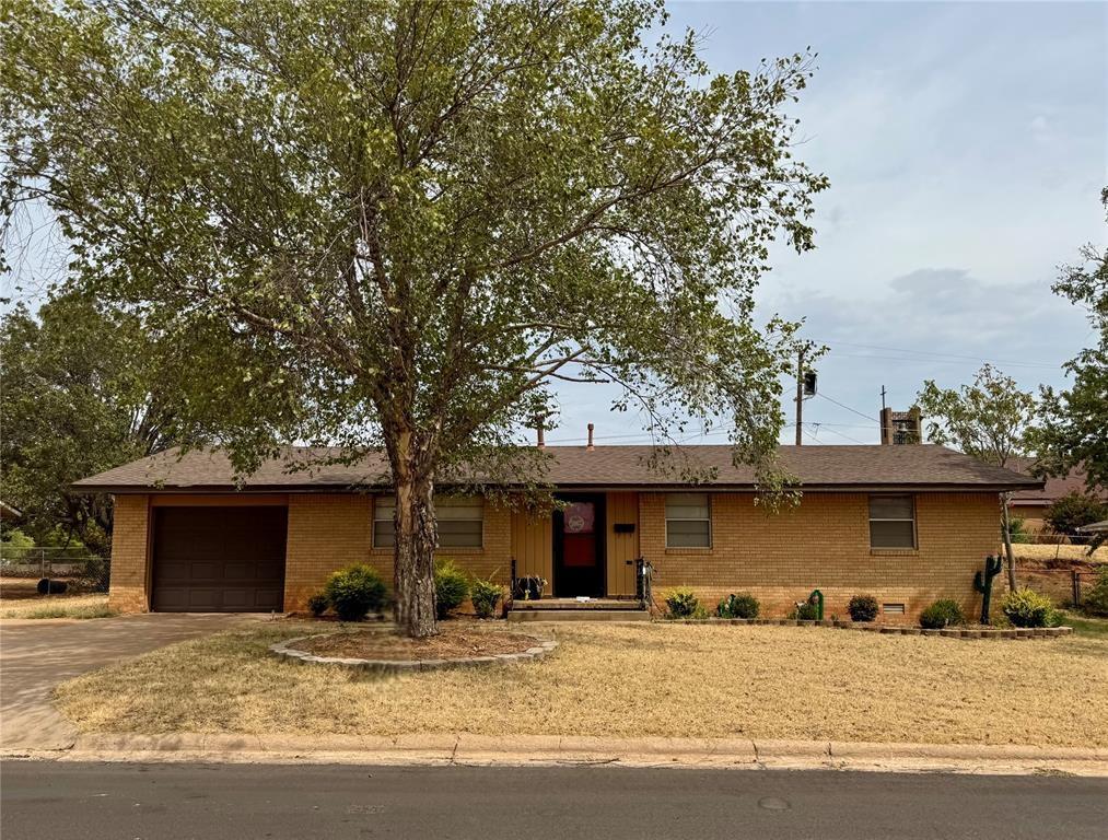 Photo 1 of Single family home for sale at 901 E Kee St, Weatherford, OK 73096 | MLS# 1246527 | Listing updated on 2026-10-09