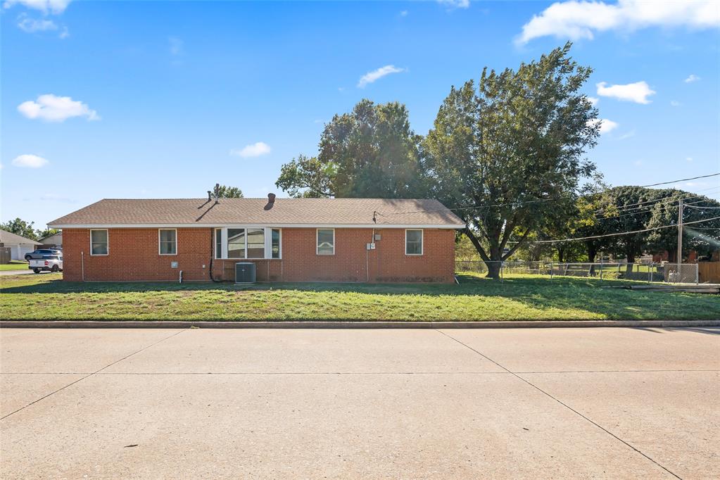 Photo 3 of Single family home for sale at 400 Cherokee Ln, El Reno, OK 73036 | MLS# 1254468 | Listing updated on 2026-10-25
