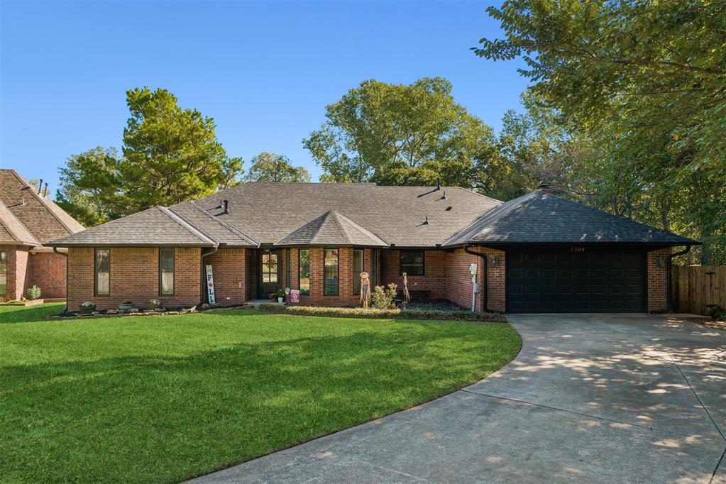 Single family home for sale at 1304 Fox Cvs Ct, Edmond, OK 73034 | MLS# 1255209