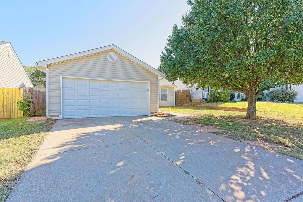 Single family home for sale at 2421 Hunting Horse Trl, Norman, OK 73071 | MLS# 1255464