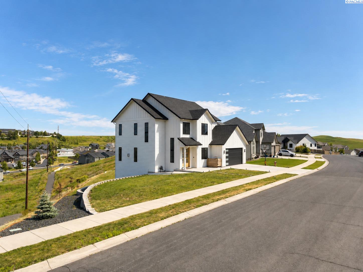 Single family home for sale at 1325 SW Panorama Dr, Pullman, WA 99163 | MLS# PAC289664