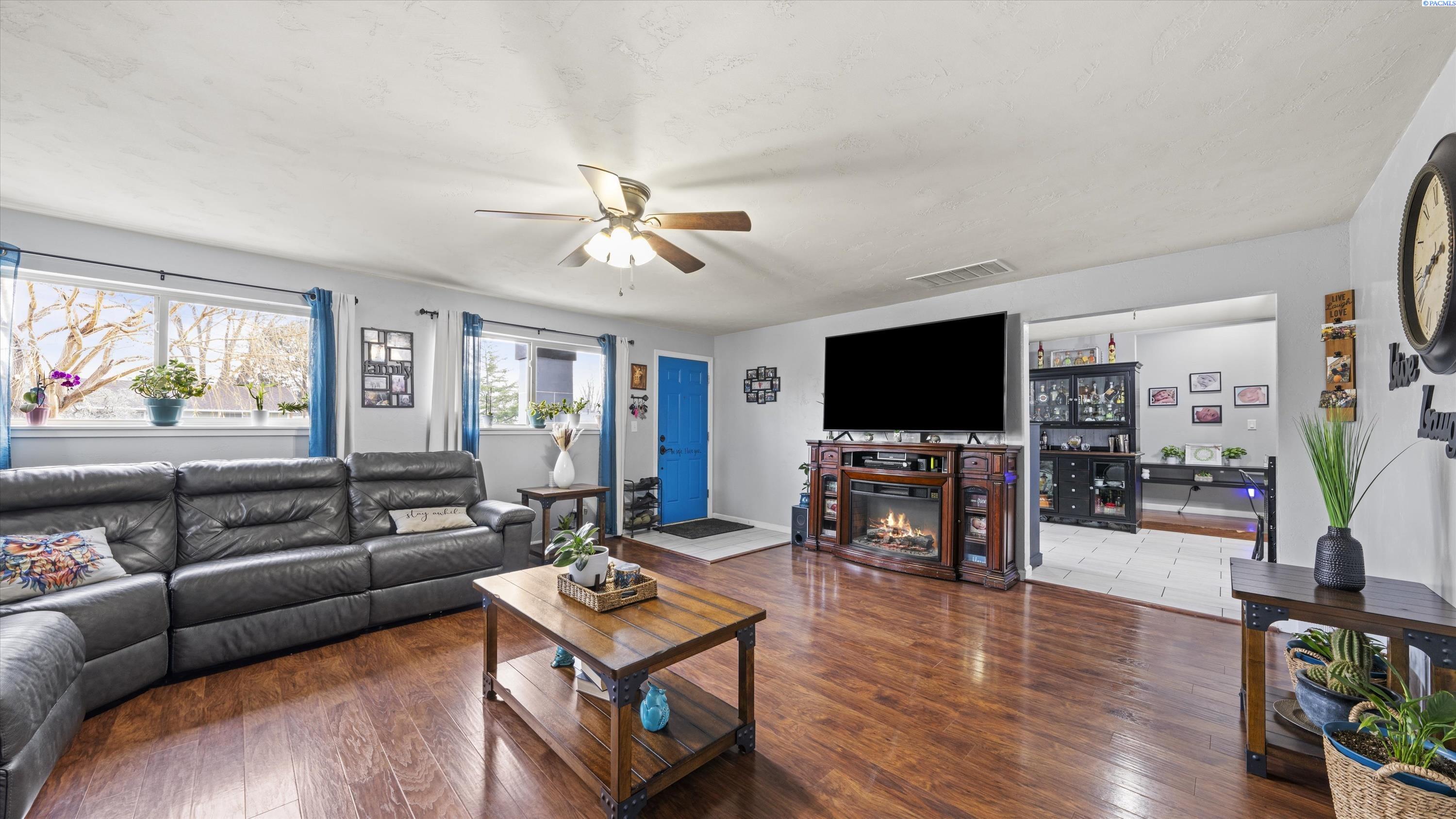 Photo 3 of Single family home for sale at 420 S Edison Pl, Kennewick, WA 99336 | MLS# PAC290200 | Listing updated on 2026-05-28