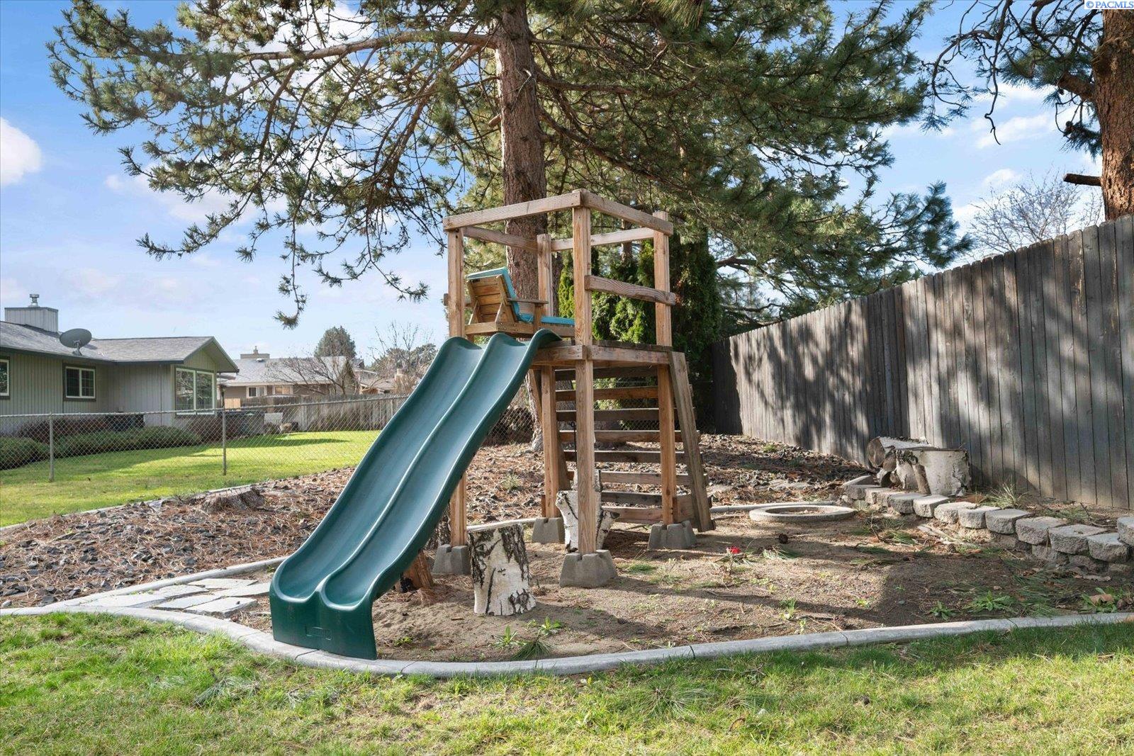 Photo 4 of Single family home for sale at 2127 Sheridan Pl, Richland, WA 99352 | MLS# PAC290870 | Listing updated on 2026-10-08
