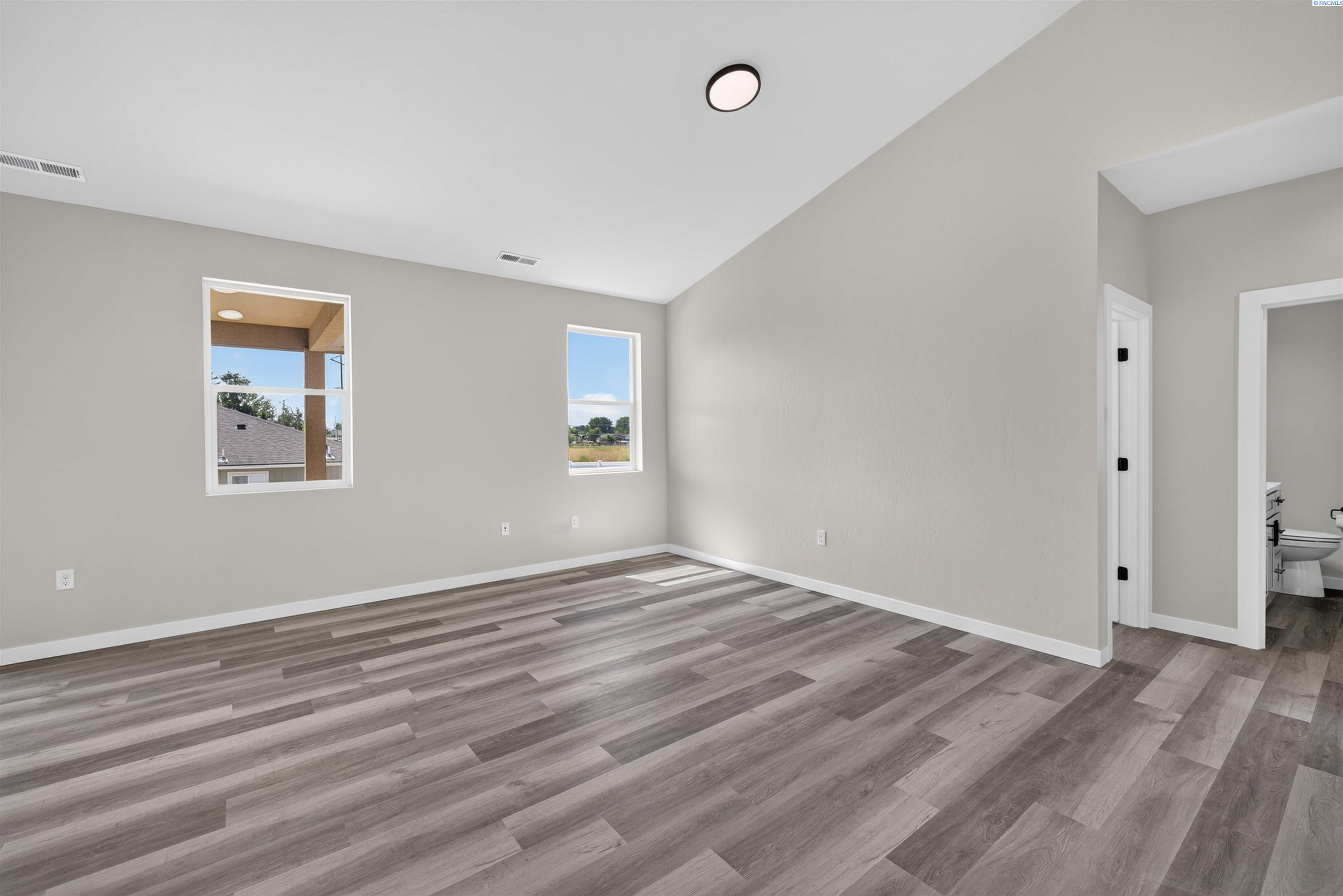 Photo 4 of Single family home for sale at 100 Olivera St, Grandview, WA 98930 | MLS# PAC292603 | Listing updated on 2026-09-17