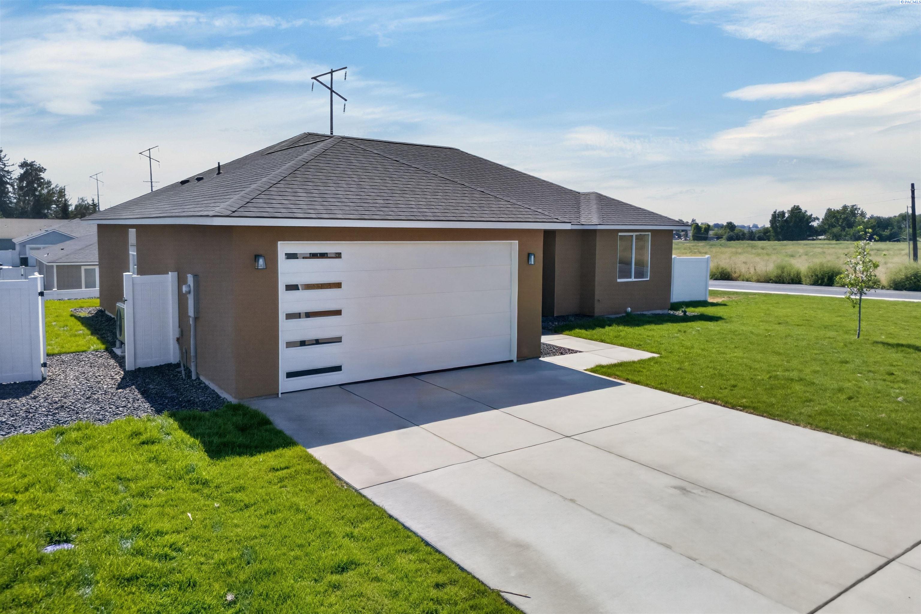 Photo 2 of Single family home for sale at 100 Olivera St, Grandview, WA 98930 | MLS# PAC292603 | Listing updated on 2026-09-17