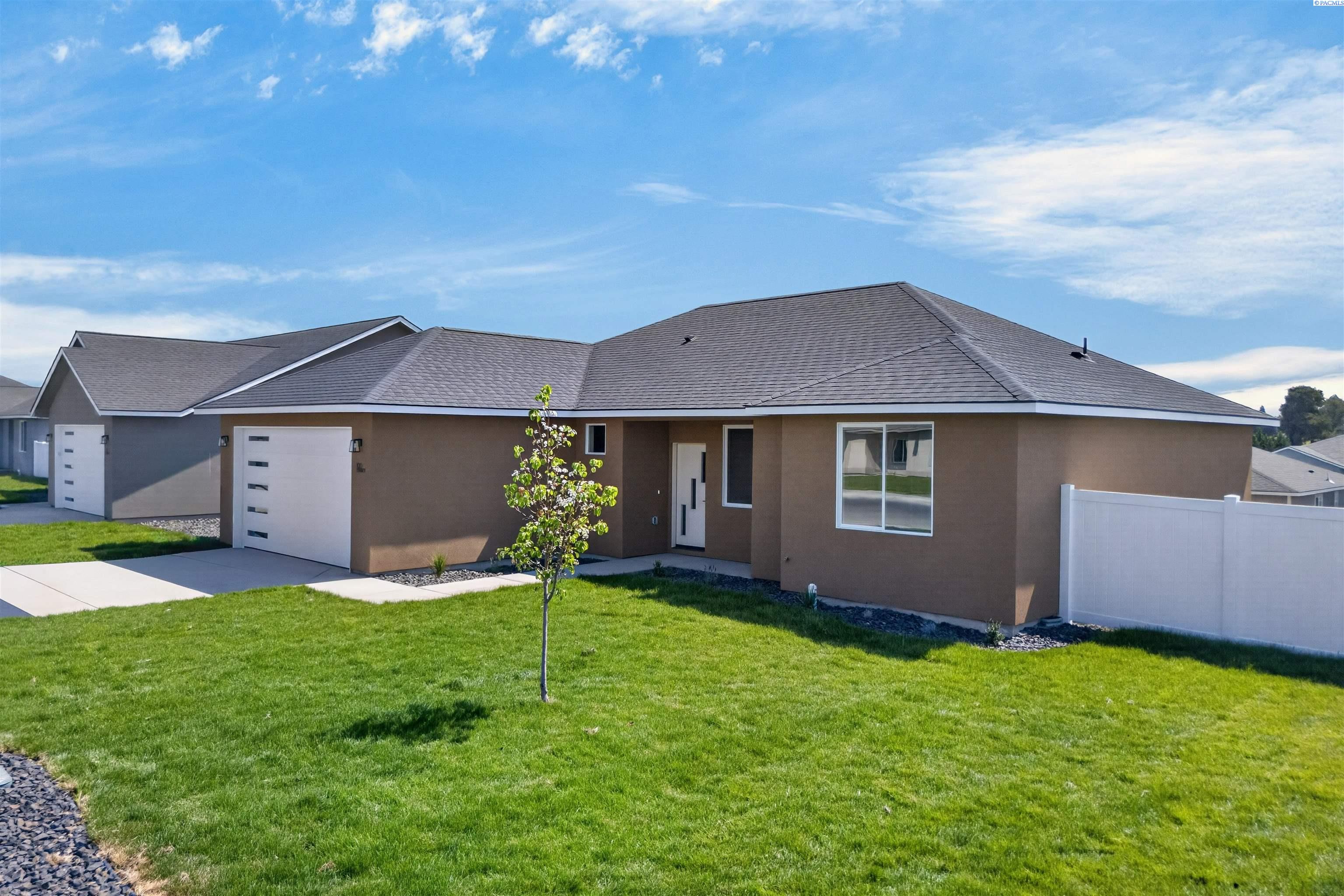 Photo 3 of Single family home for sale at 100 Olivera St, Grandview, WA 98930 | MLS# PAC292603 | Listing updated on 2026-09-17
