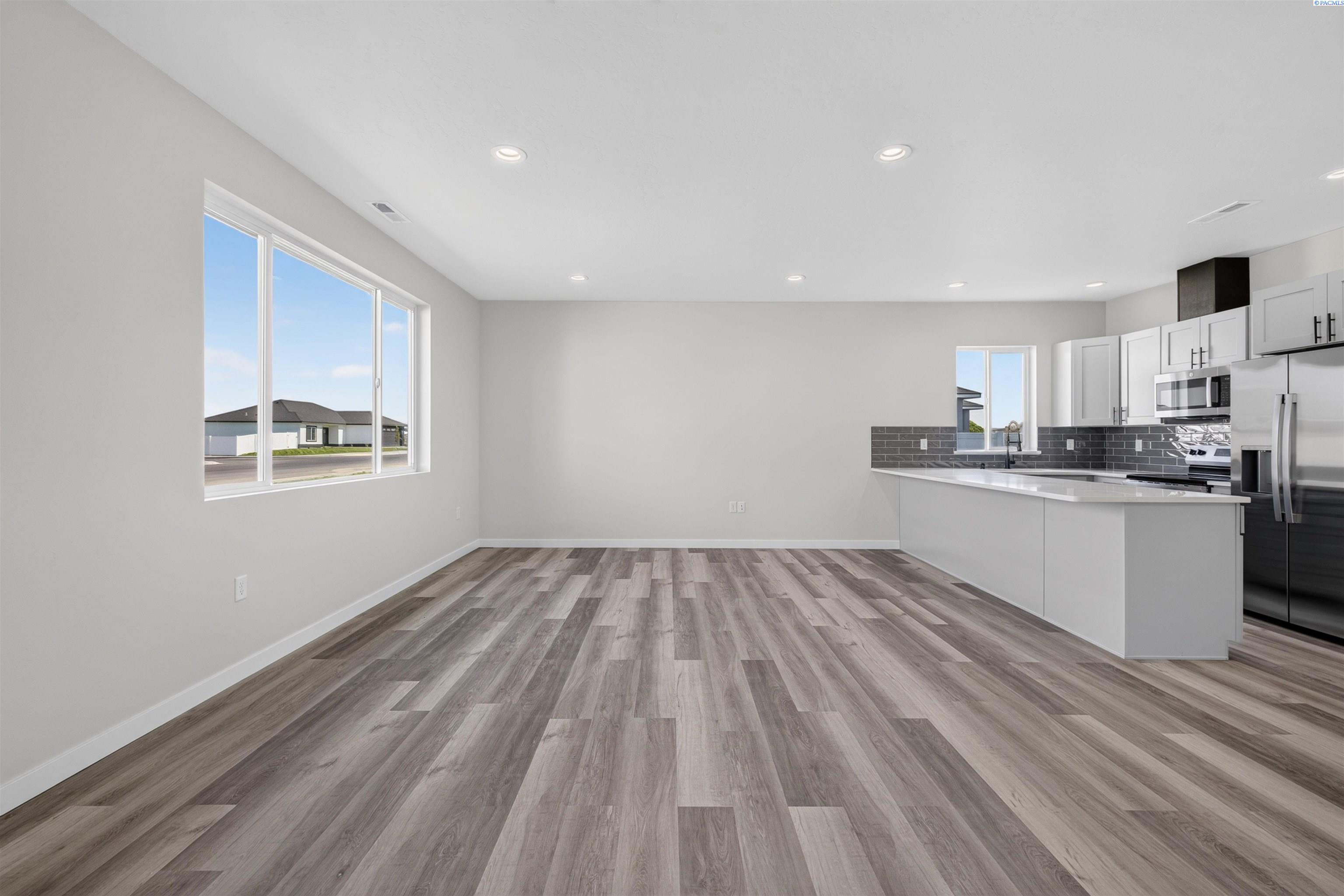 Photo 4 of Single family home for sale at 102 Olivera St, Grandview, WA 98930 | MLS# PAC292693 | Listing updated on 2026-09-17