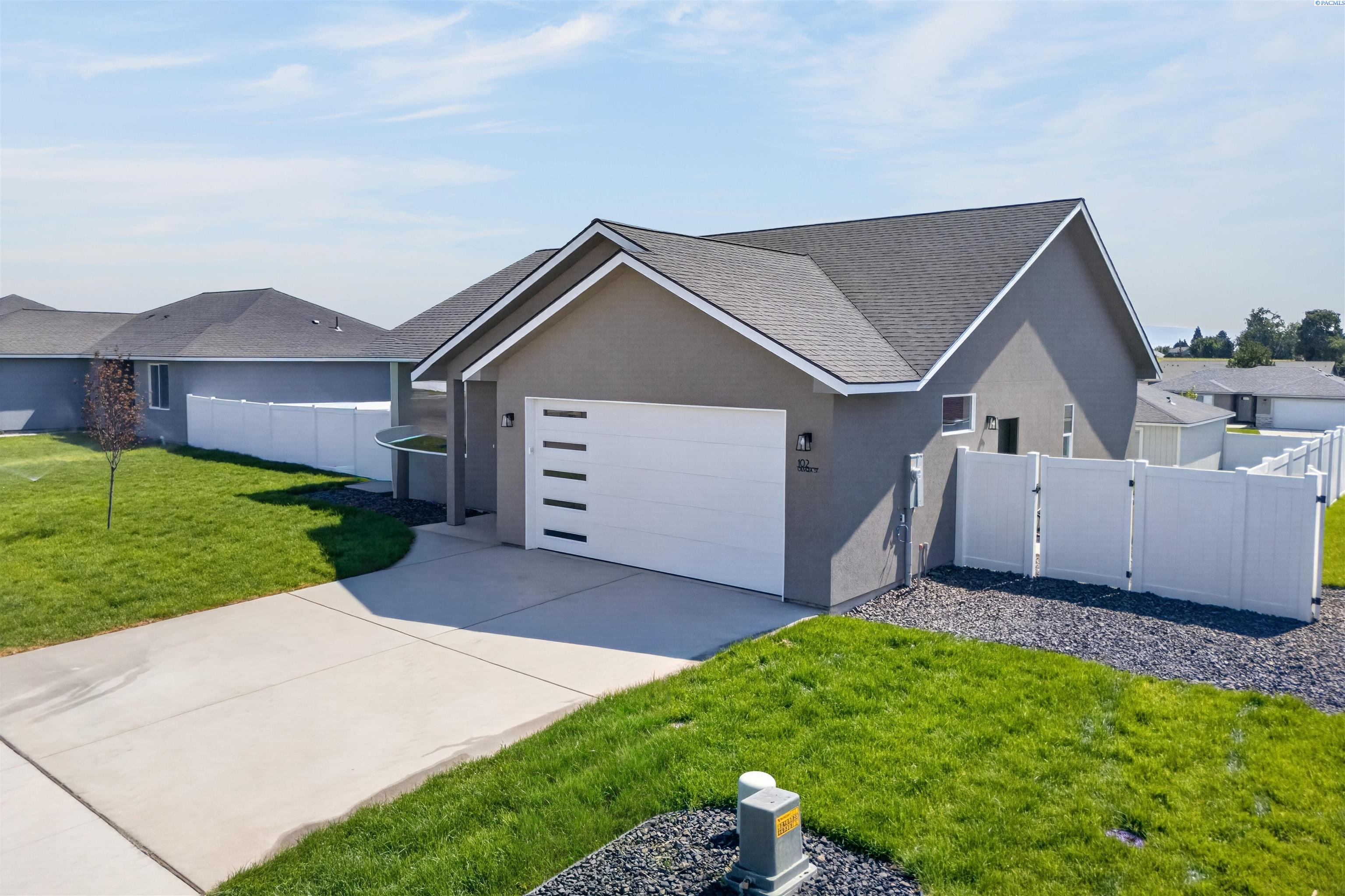 Photo 3 of Single family home for sale at 102 Olivera St, Grandview, WA 98930 | MLS# PAC292693 | Listing updated on 2026-09-17