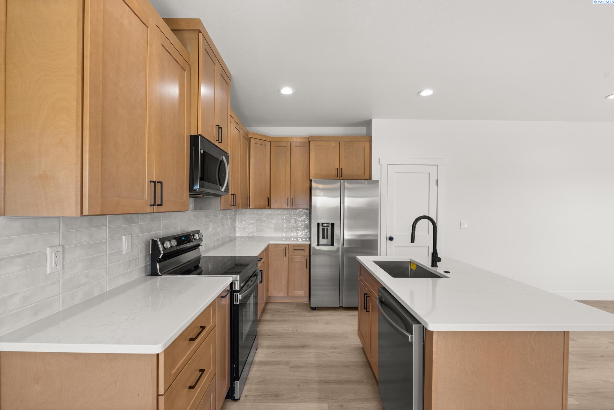 Photo 2 of Townhouse for sale at 805 Fountain Blvd, Zillah, WA 98953 | MLS# PAC292715 | Listing updated on 2026-08-23