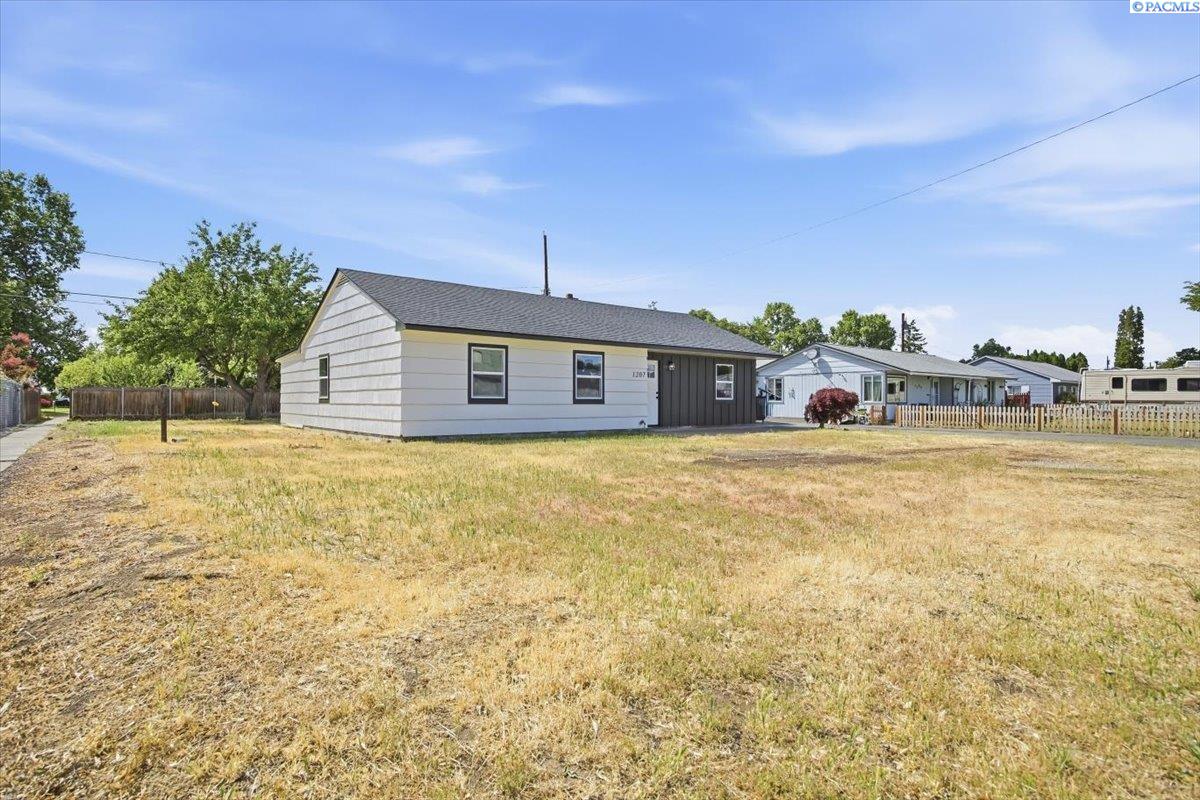 Photo 2 of Single family home for sale at 1207 Acacia Ave, Richland, WA 99354 | MLS# PAC293142 | Listing updated on 2026-10-09