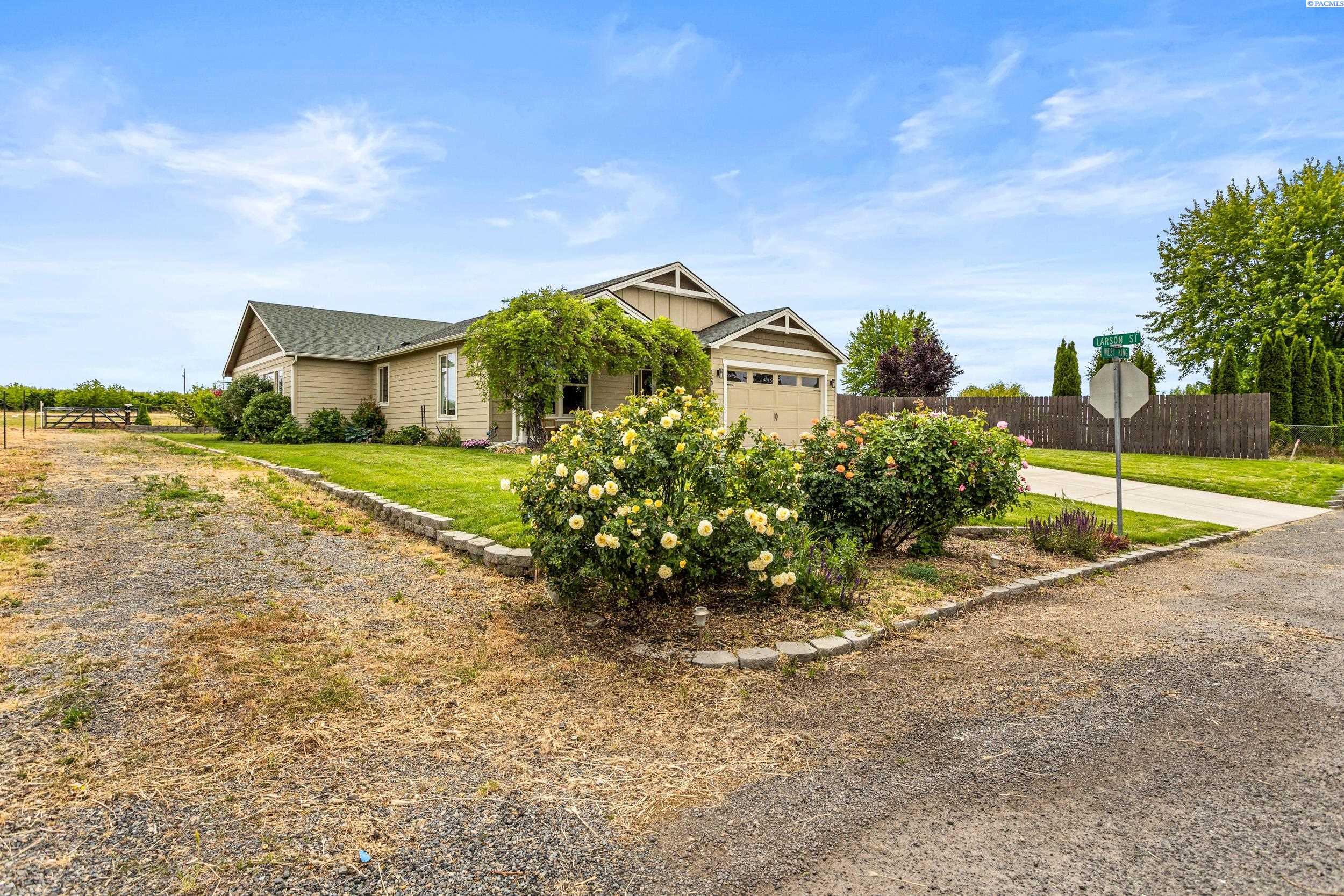 Photo 3 of Single family home for sale at 1720 W King St, Grandview, WA 98930 | MLS# PAC293525 | Listing updated on 2026-06-04