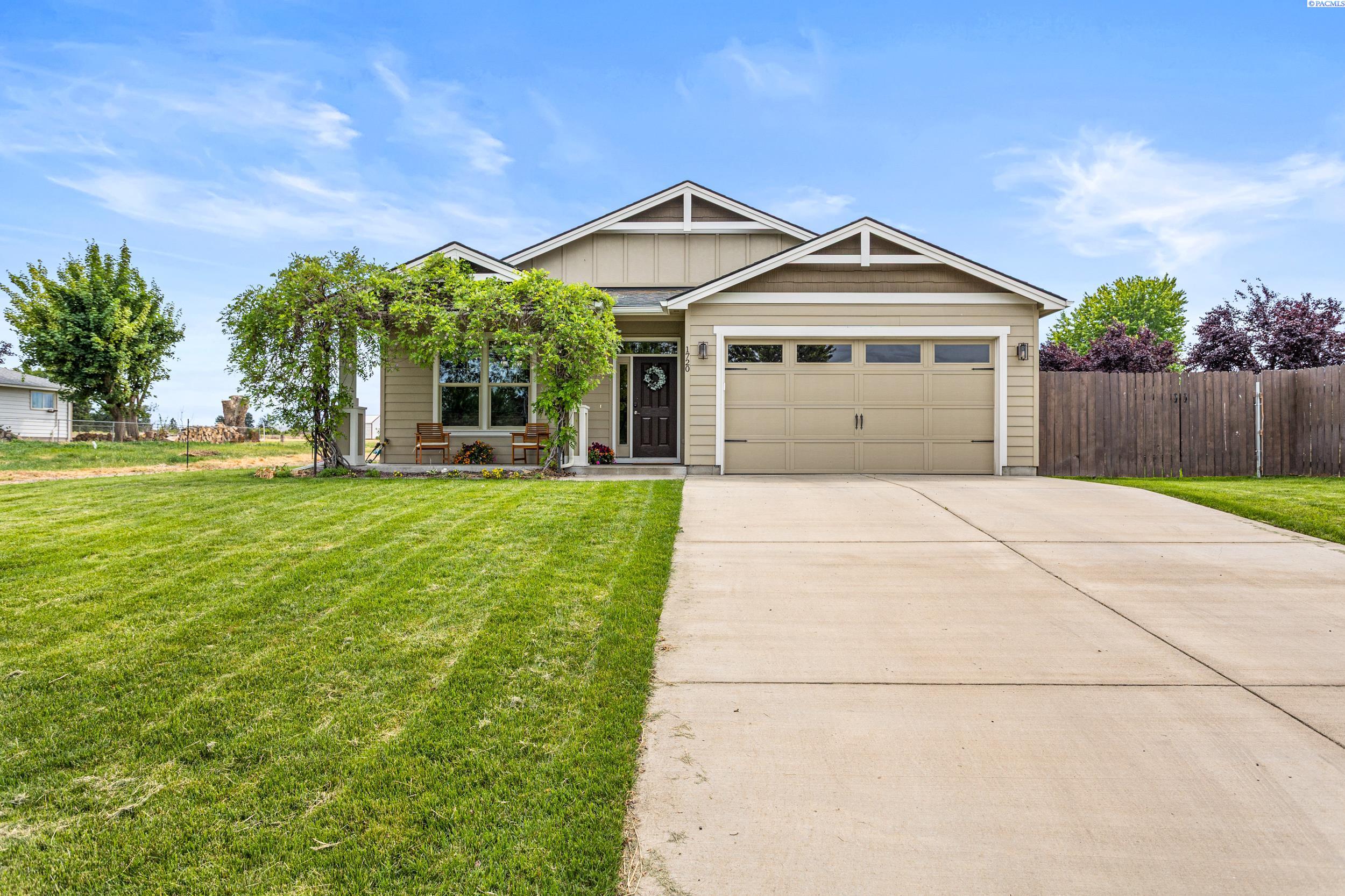 Photo 1 of Single family home for sale at 1720 W King St, Grandview, WA 98930 | MLS# PAC293525 | Listing updated on 2026-06-04