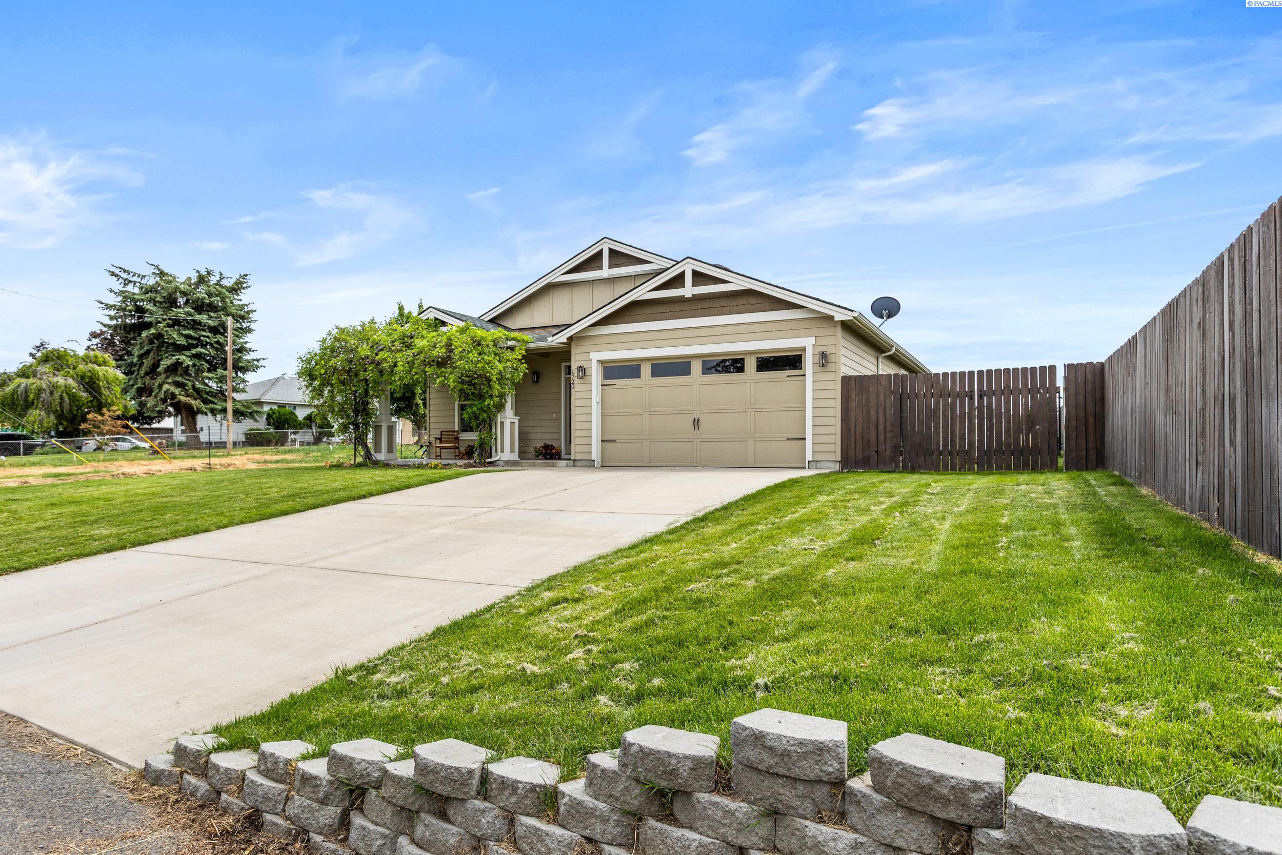 Photo 3 of Single family home for sale at 1720 W King St, Grandview, WA 98930 | MLS# PAC293525 | Listing updated on 2026-06-04