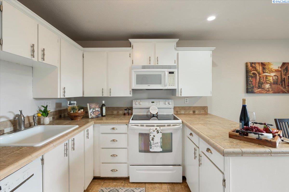 Photo 3 of Condo for sale at 303 Gage Blvd, Richland, WA 99352 | MLS# PAC293568 | Listing updated on 2026-09-10