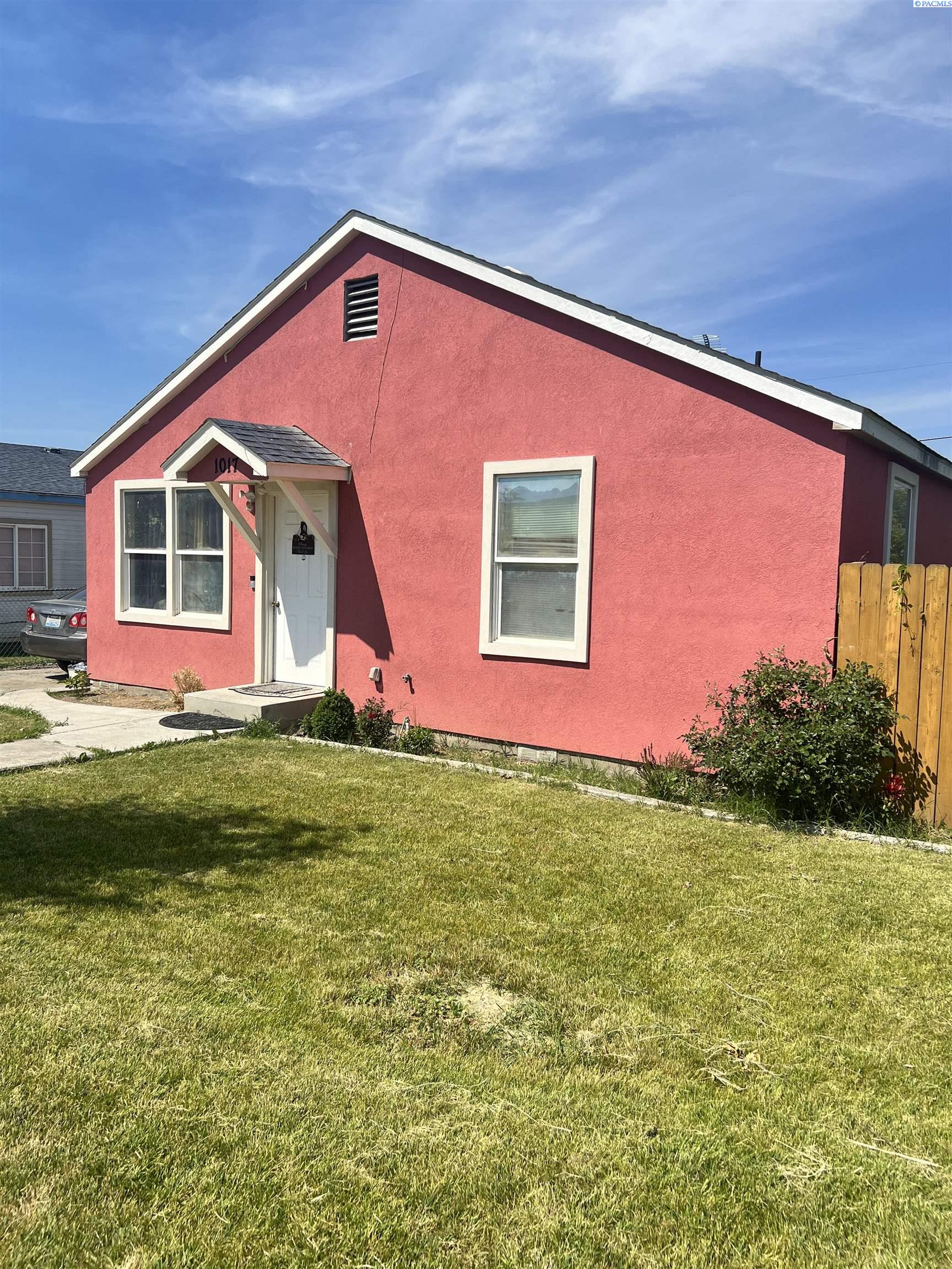 Photo 1 of Single family home for sale at 1017 S 10th Street, Sunnyside, WA 98944 | MLS# PAC293860 | Listing updated on 2026-08-02