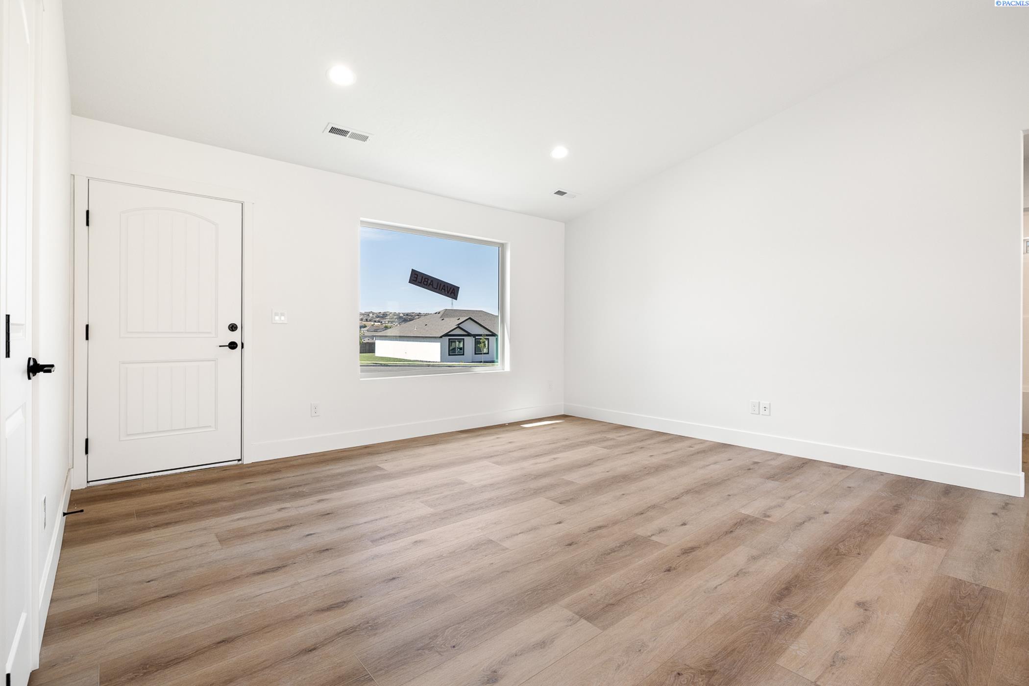 Photo 2 of Single family home for sale at 6562 W 30th Place, Kennewick, WA 99338 | MLS# PAC293888 | Listing updated on 2026-09-28
