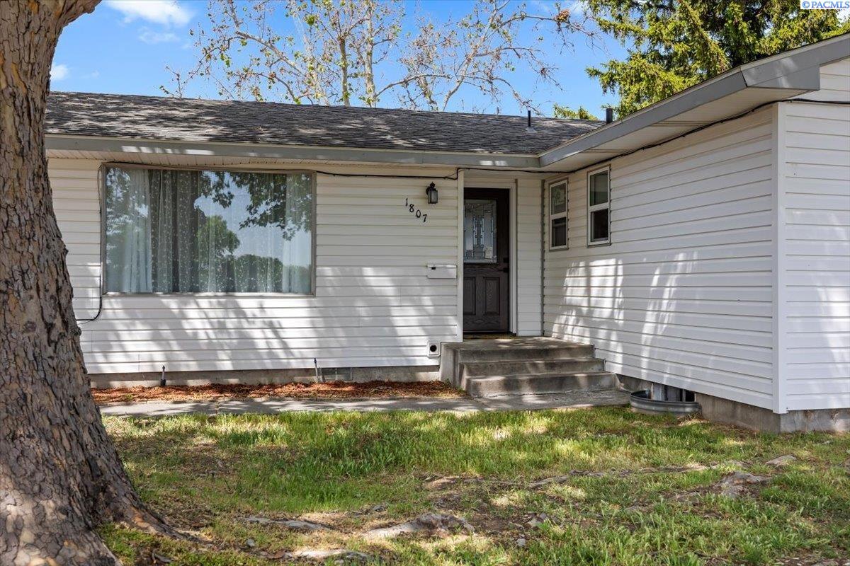 Photo 3 of Single family home for sale at 1807 Stevens, Richland, WA 99354 | MLS# PAC293899 | Listing updated on 2026-10-07