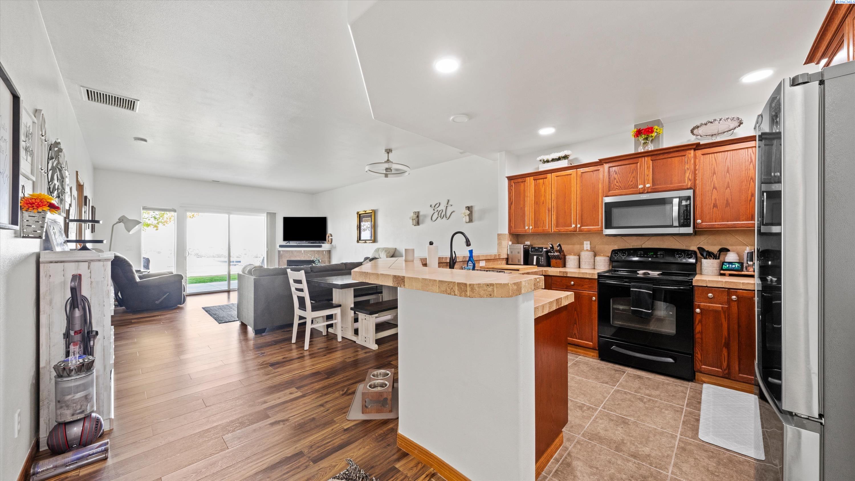 Photo 3 of Townhouse for sale at 784 Canyon, Richland, WA 99352 | MLS# PAC293998 | Listing updated on 2026-09-15