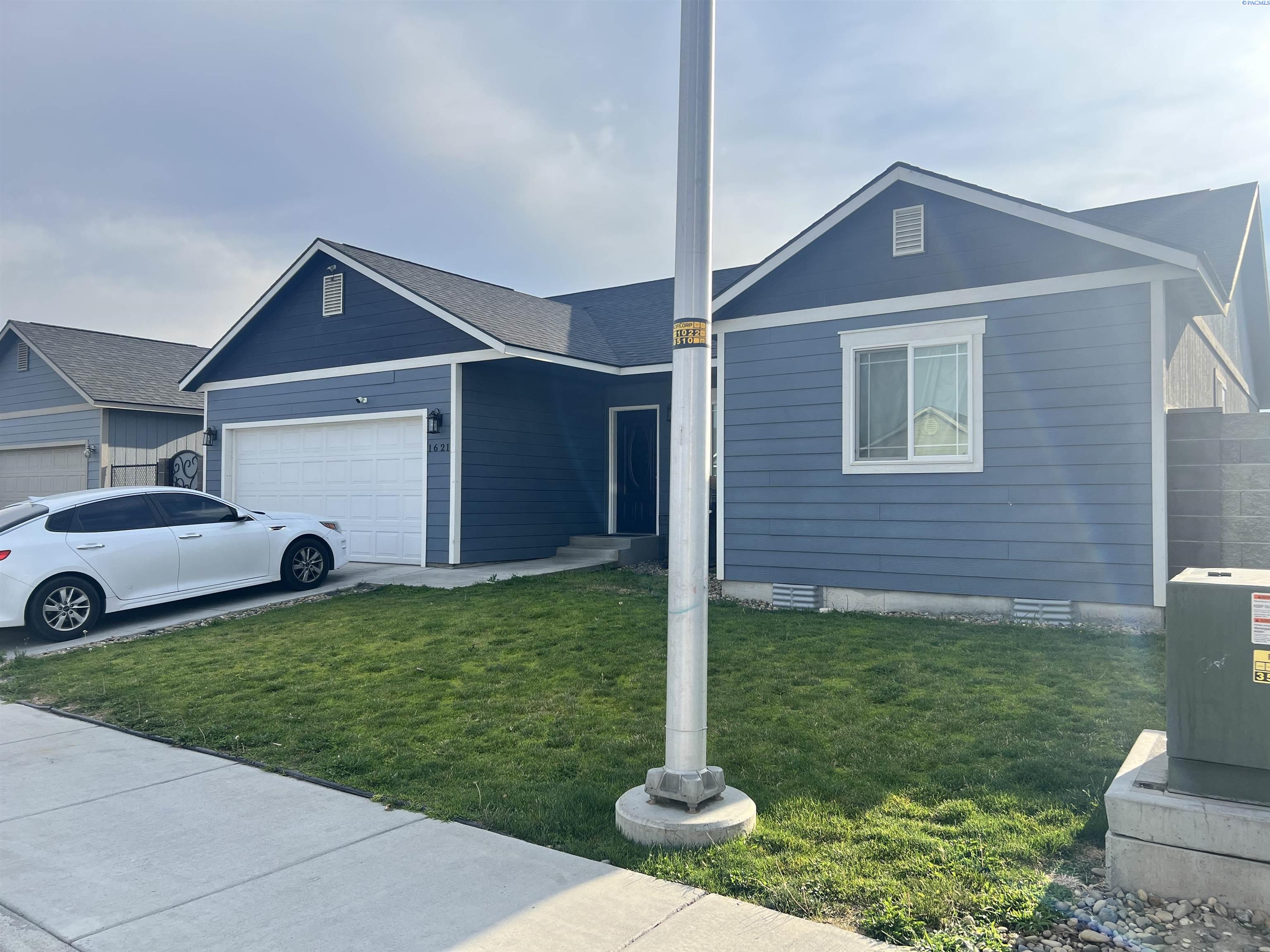 Photo 1 of Single family home for sale at 1621 Ayshire St, Sunnyside, WA 98944 | MLS# PAC294428 | Listing updated on 2026-08-20