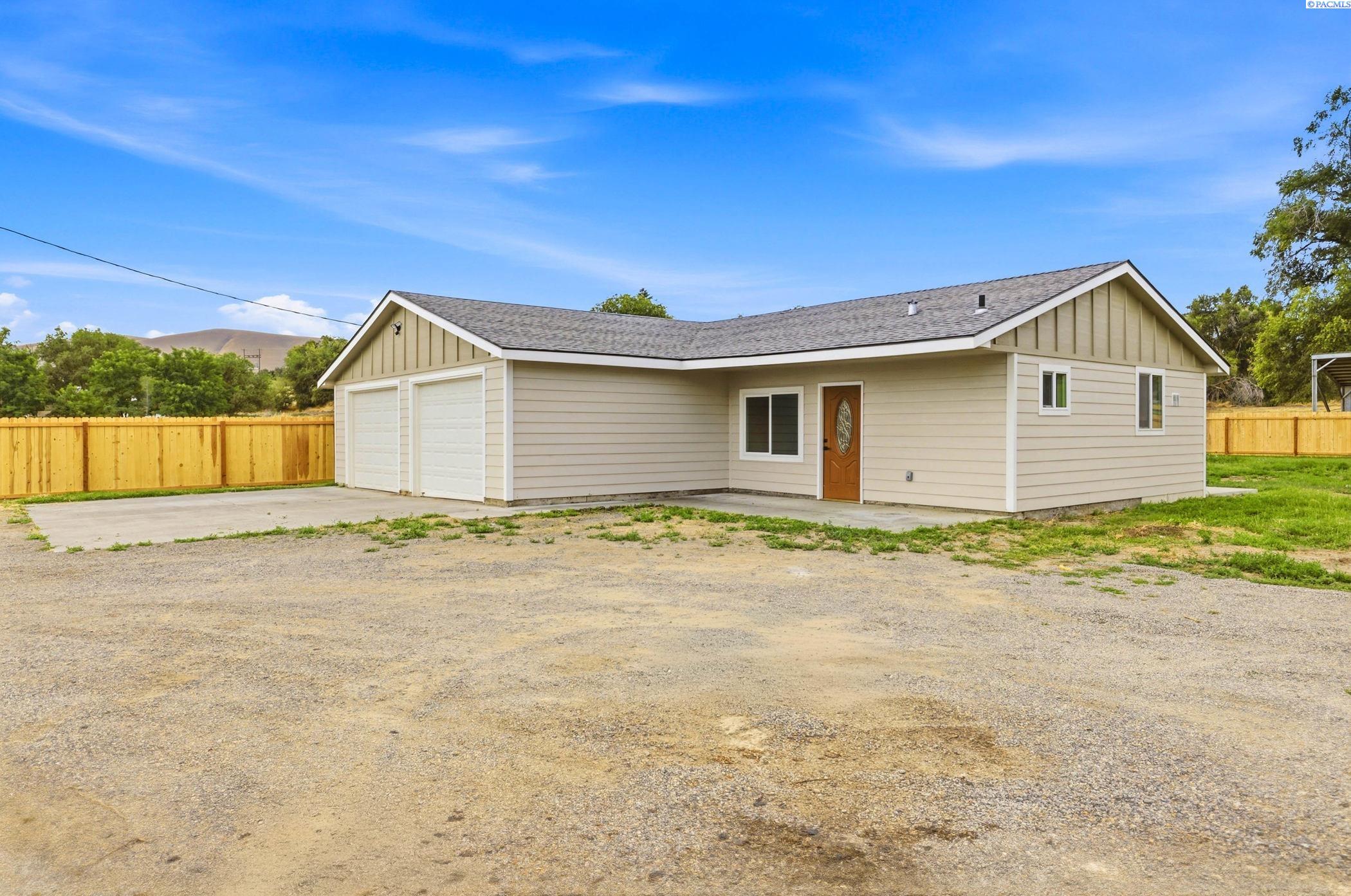 Photo 2 of Single family home for sale at 1001 E 7th Street, Benton City, WA 99320 | MLS# PAC294699 | Listing updated on 2026-07-23