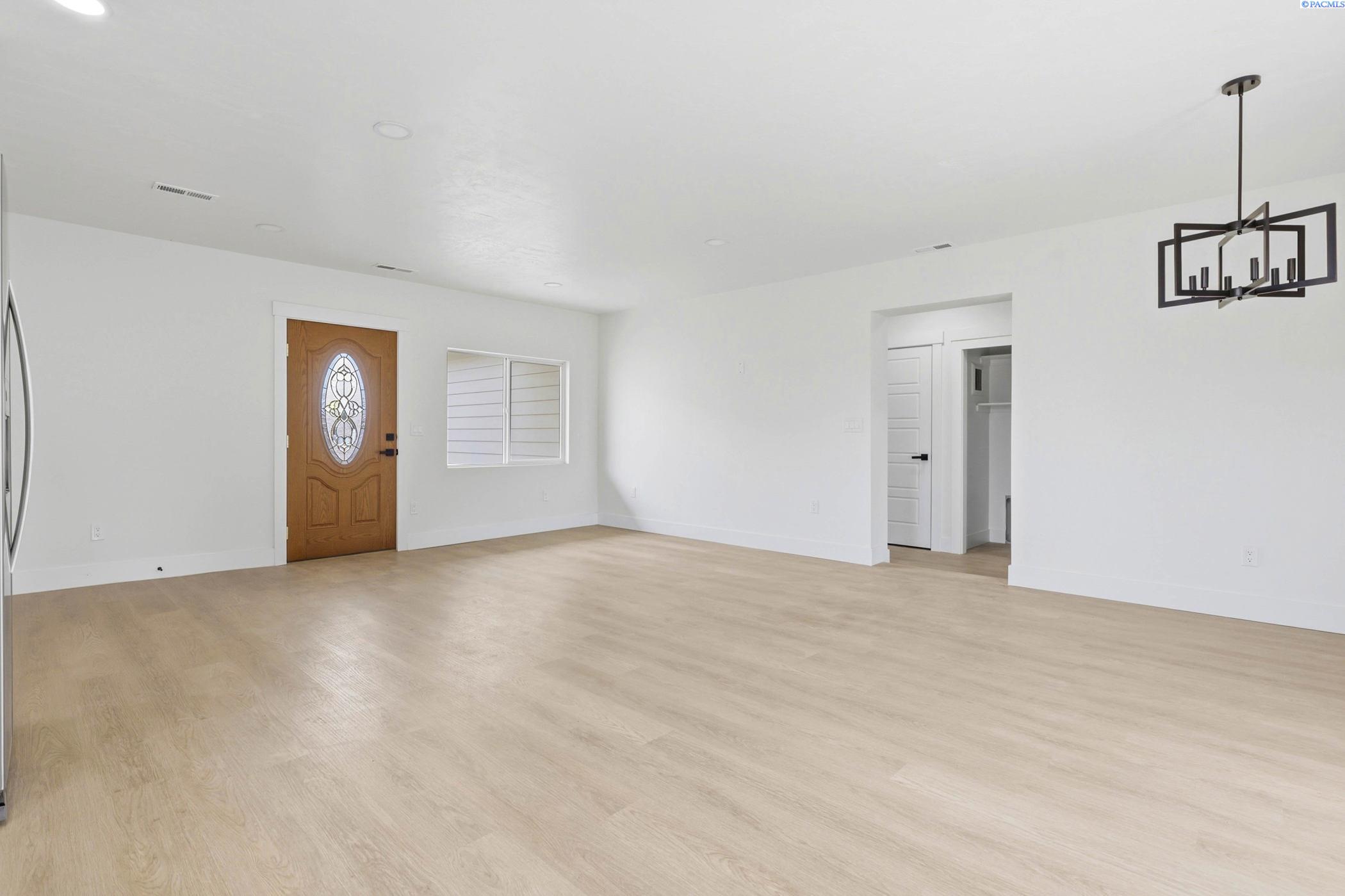Photo 4 of Single family home for sale at 1001 E 7th Street, Benton City, WA 99320 | MLS# PAC294699 | Listing updated on 2026-07-23