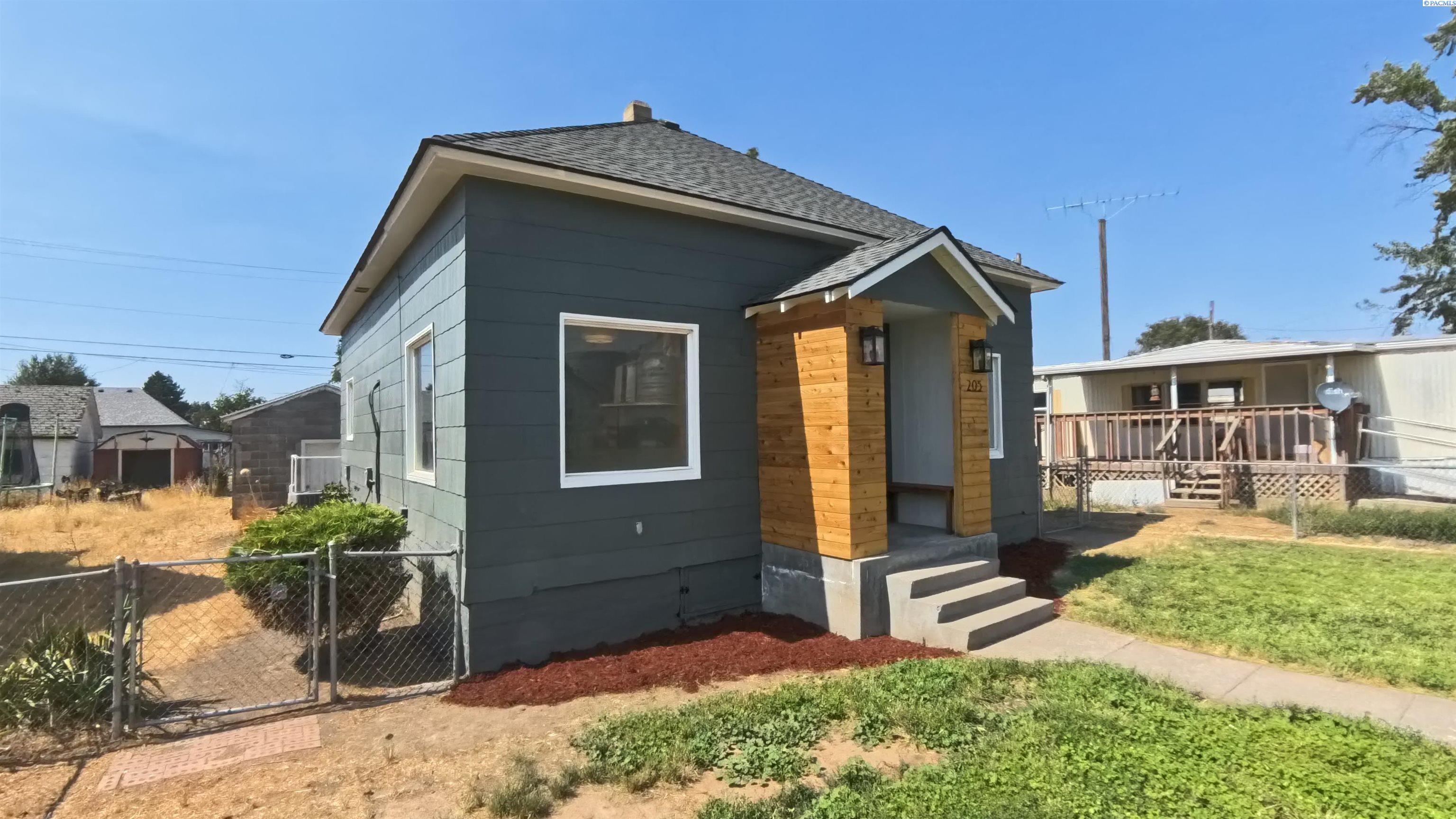 Photo 1 of Single family home for sale at 205 E Broadway, Ritzville, WA 99169 | MLS# PAC294992 | Listing updated on 2026-10-26