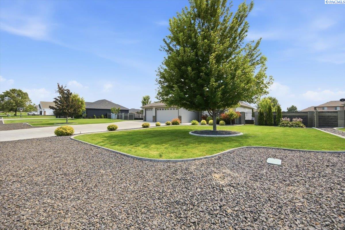 Photo 3 of Single family home for sale at 11414 Easton Dr, Pasco, WA 99301 | MLS# PAC295036 | Listing updated on 2026-10-11