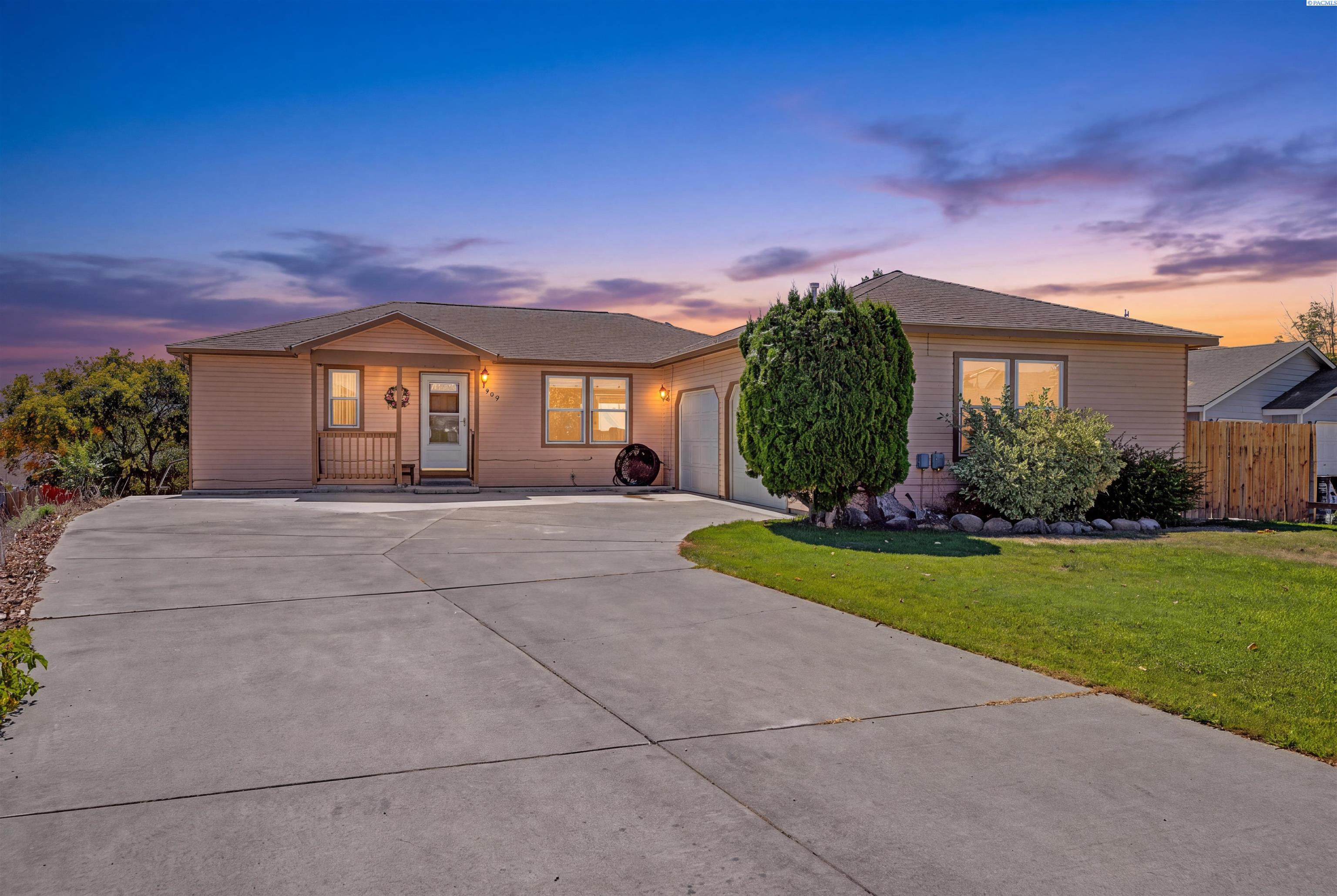 Photo 2 of Single family home for sale at 909 W Windrose, Moses Lake, WA 98837 | MLS# PAC295112 | Listing updated on 2026-10-03