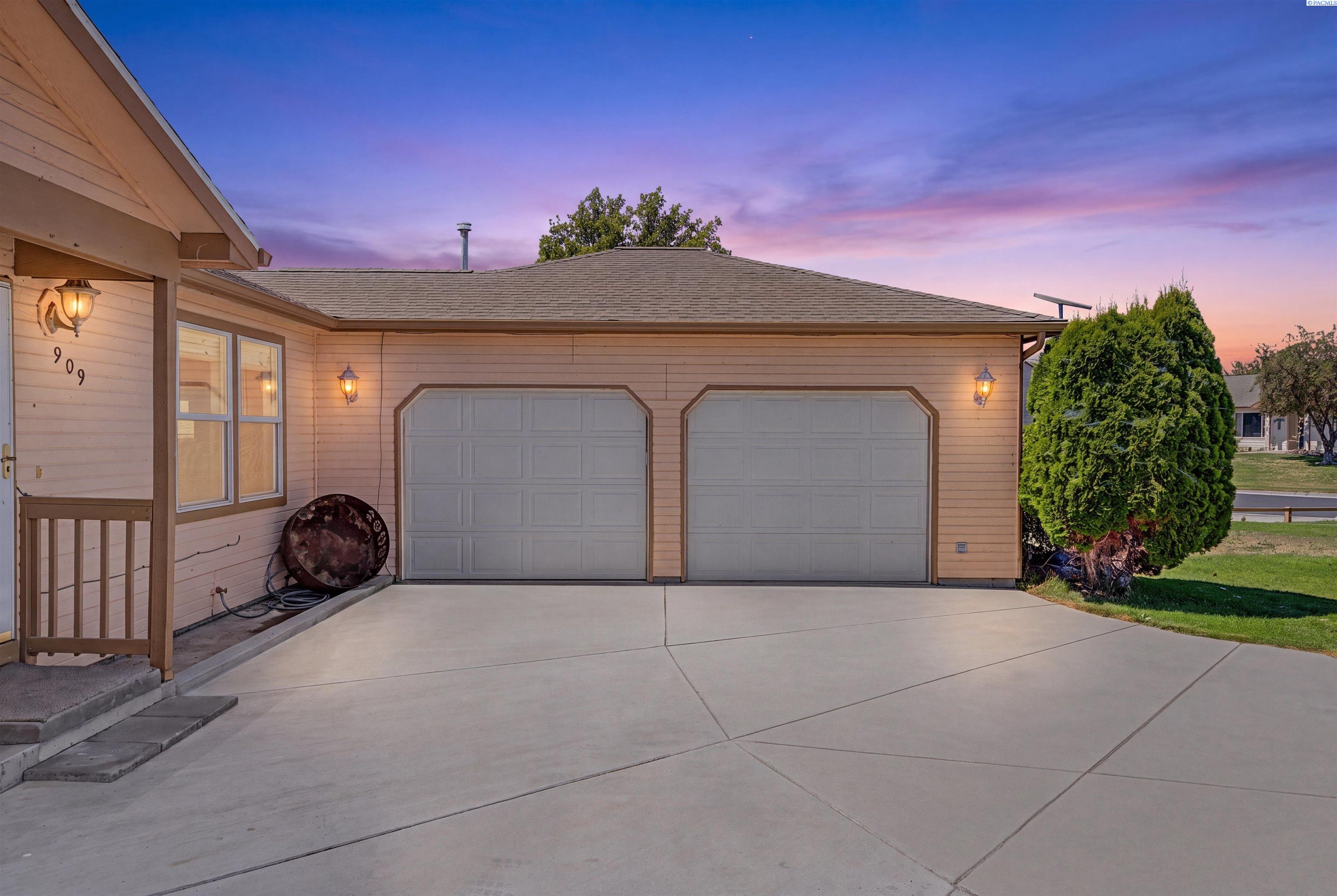 Photo 3 of Single family home for sale at 909 W Windrose, Moses Lake, WA 98837 | MLS# PAC295112 | Listing updated on 2026-10-03