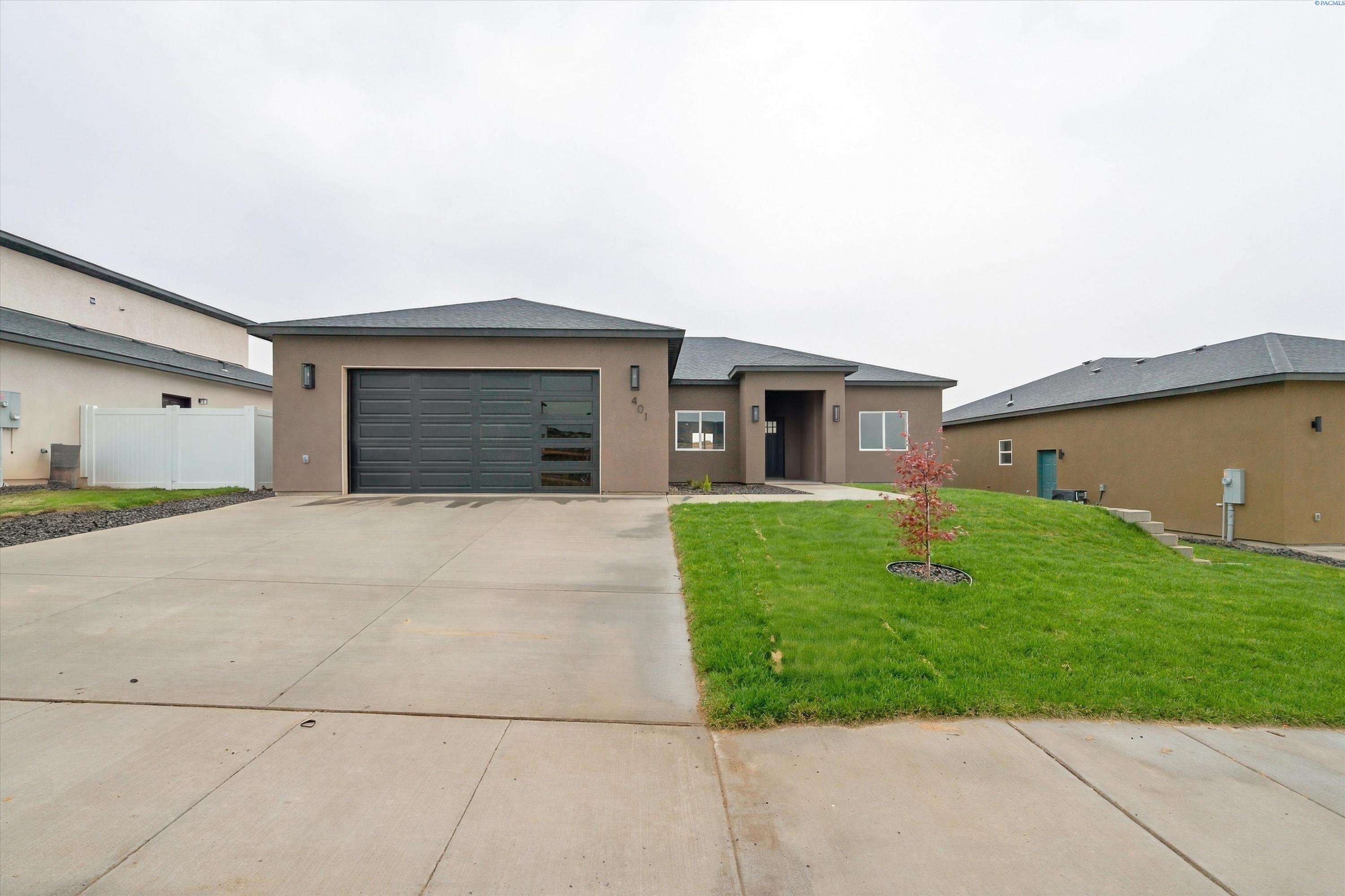 Photo 3 of Single family home for sale at 401 Hogan St, Sunnyside, WA 98944 | MLS# PAC295230 | Listing updated on 2026-10-26