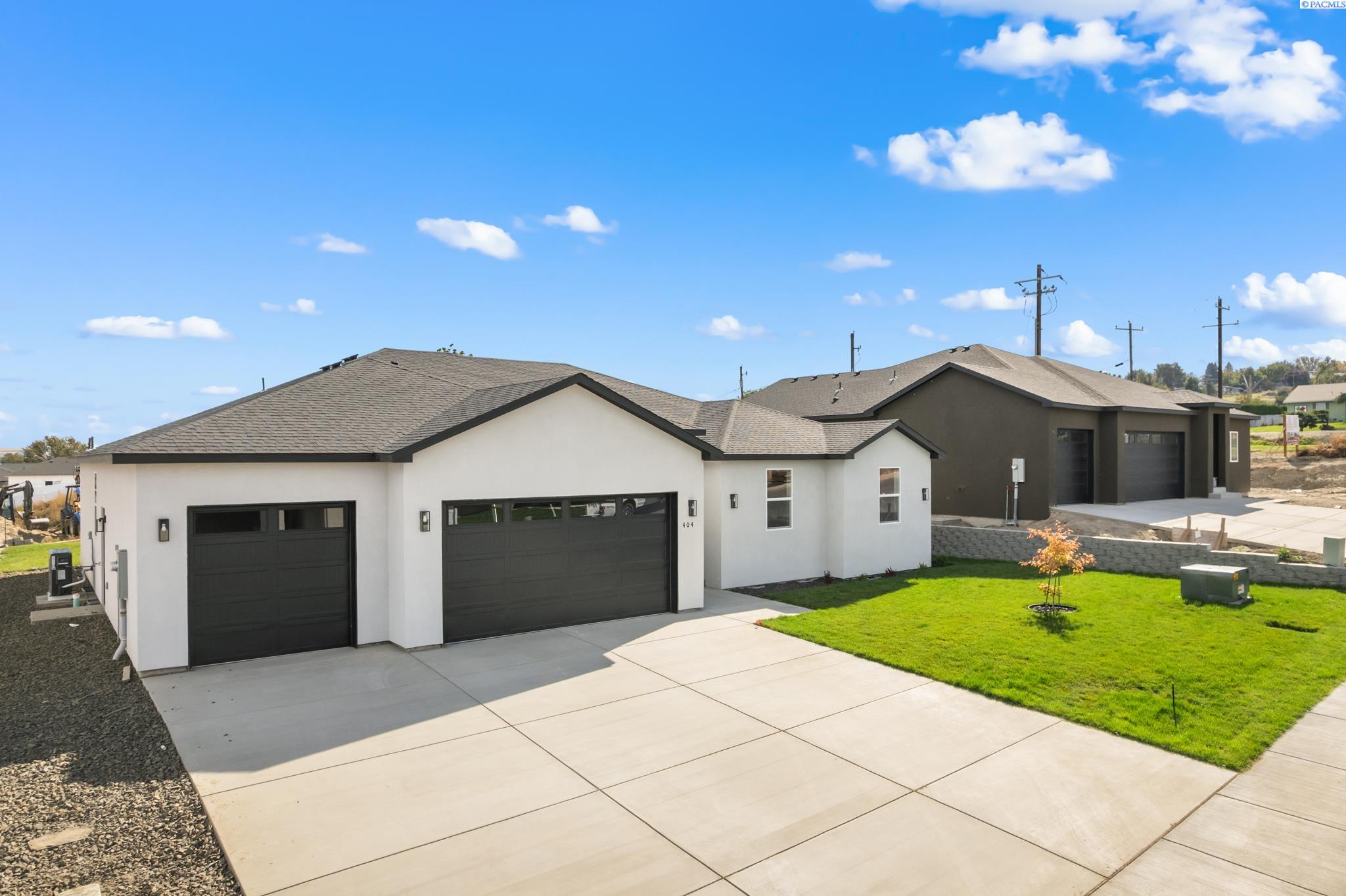 Photo 3 of Single family home for sale at 404 Hogan St, Sunnyside, WA 98944 | MLS# PAC295239 | Listing updated on 2026-10-05