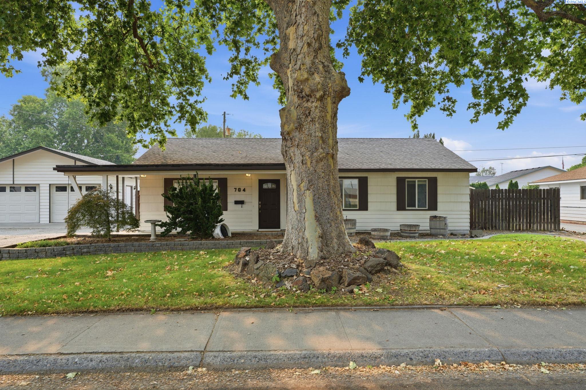 Photo 3 of Single family home for sale at 704 Birch Ave, Richland, WA 99352 | MLS# PAC295279 | Listing updated on 2026-09-09