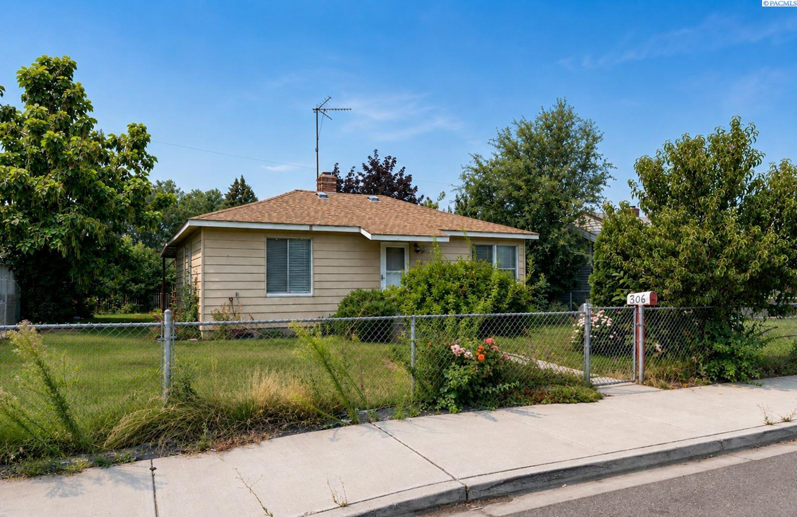 Photo 1 of Sale Pending at 306 Adams St, Grandview, WA 98930 | MLS# PAC295303 | Listing updated on 2026-09-25