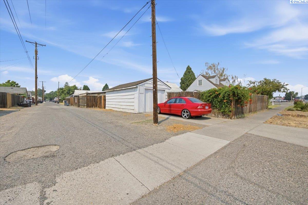 Photo 2 of Single family home for sale at 1004 W Henry St, Pasco, WA 99301 | MLS# PAC295385 | Listing updated on 2026-10-01