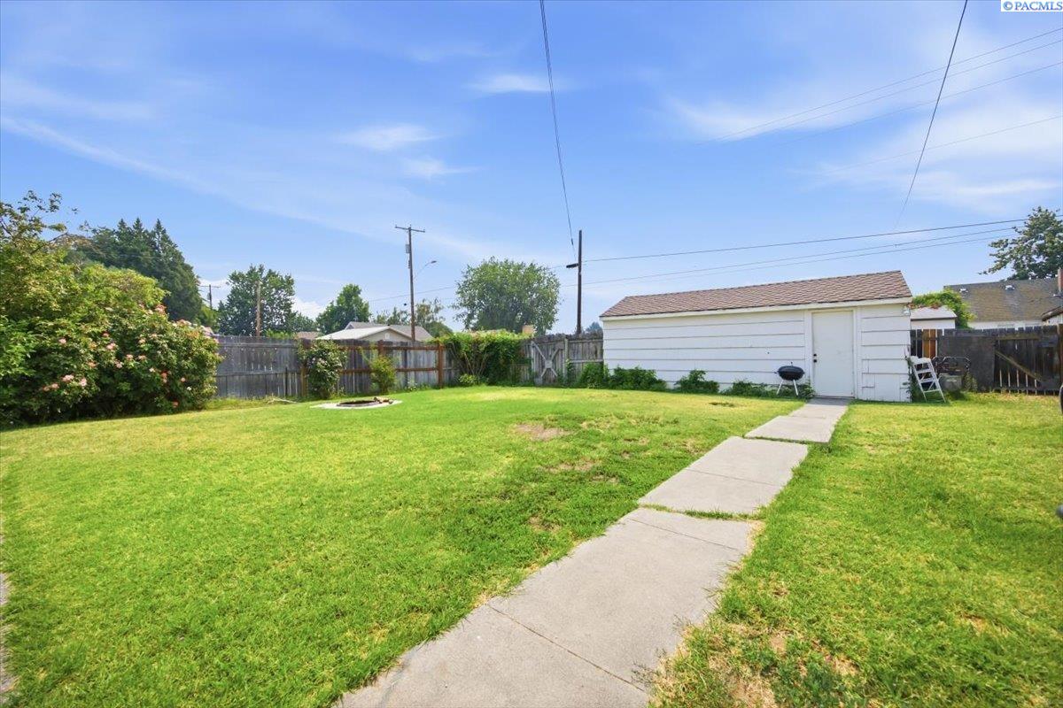 Photo 3 of Single family home for sale at 1004 W Henry St, Pasco, WA 99301 | MLS# PAC295385 | Listing updated on 2026-10-01