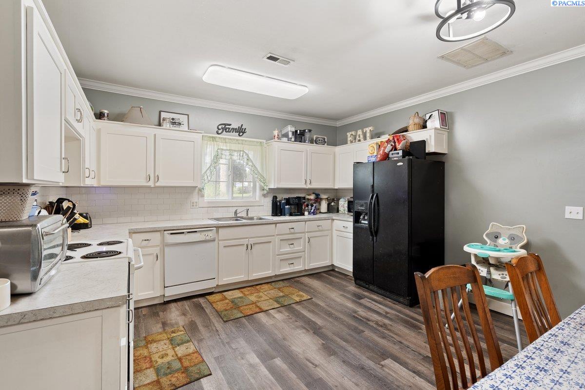 Photo 3 of Single family home for sale at 402 E Dayton Ave, Dayton, WA 99328 | MLS# PAC295480 | Listing updated on 2026-08-17